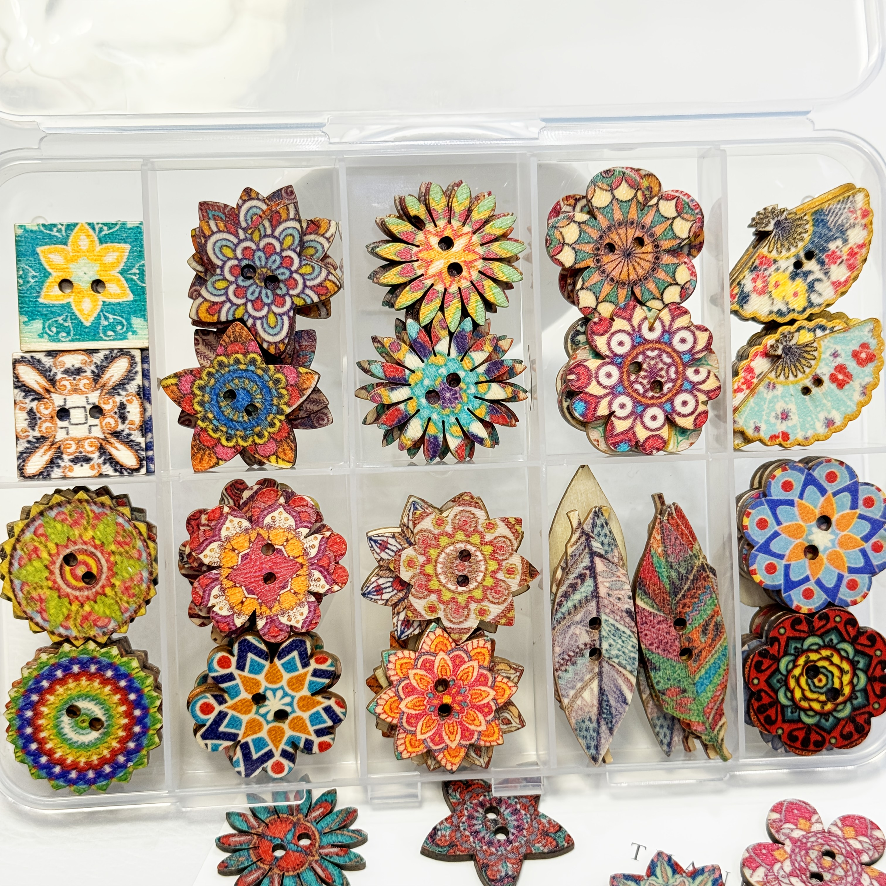 E-shop 120 Stück Handgemachte Bohemian Knopfbox mit Unregelmäßigen & Quadratischen Multiform-Knöpfen - DIY Basteln für Scrapbooking, Kleidung & -