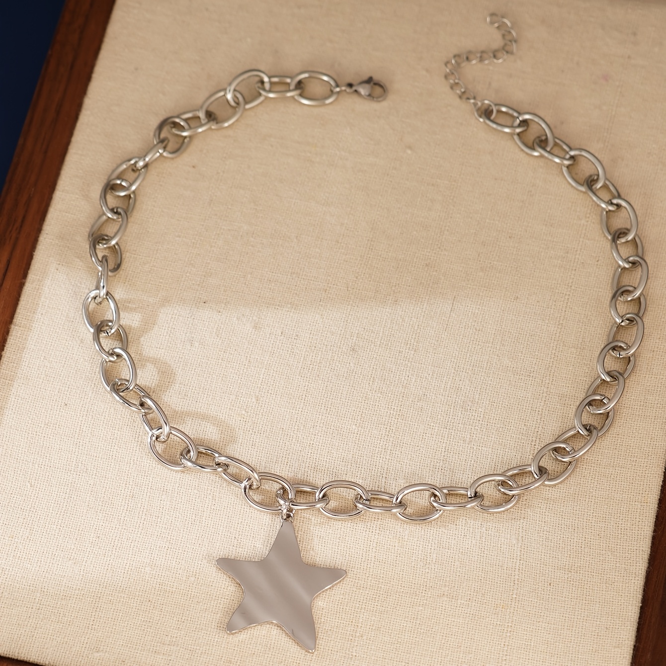 TEMU 1 Stück Damen Halskette mit verflochtenem Stern-Anhänger - Goldfarbene Legierung Kurzkette mit 5-fach verflochtener Schleife, Schichtschmuck für