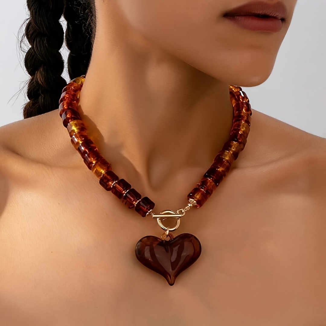 E-shop Damen Mode Anhänger Halskette, Vintage Acryl Braunes Herz Anhänger Resin Perlenkette für täglichen Casual Look, Valentinstag Geschenk