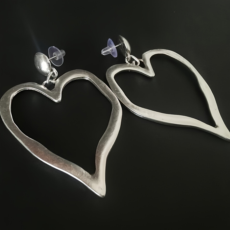 

A Pair Of New Retro Valentine's Day Heart-shaped Earrings, Creatively Combining Big Peach Heart And Golden Earrings.