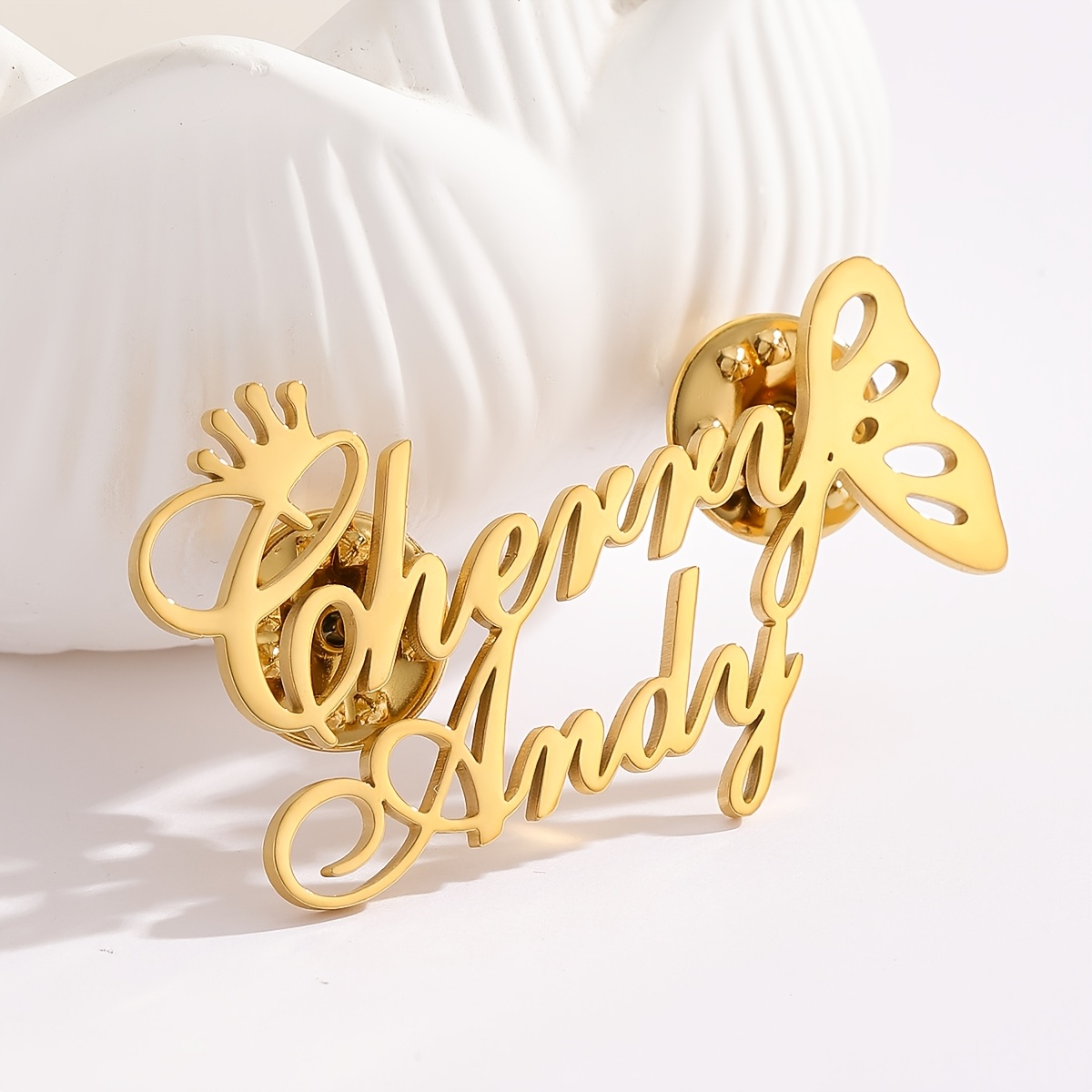 E-shop Elegante Individuelle Zwei-Namen Schmetterlingsbrosche - Personalisierter Edelstahl Buchstaben-Pin, für Rucksäcke, Hüte & Bekleidungszubehör,
