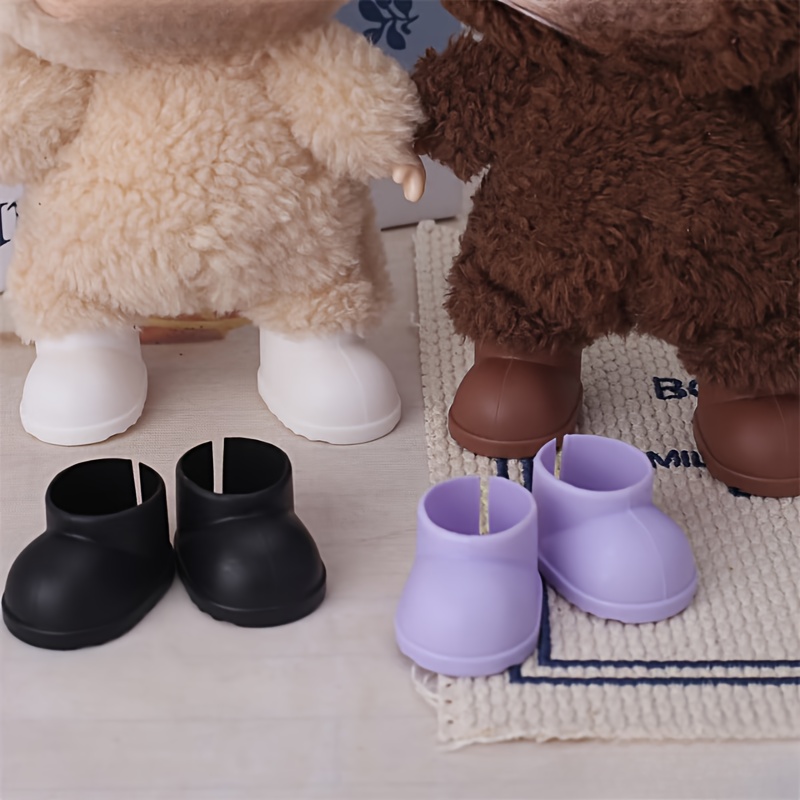 Une Paire De Chaussures Blanches à Talons Hauts Assises Sur Un Plancher En Bois Photo - Talon