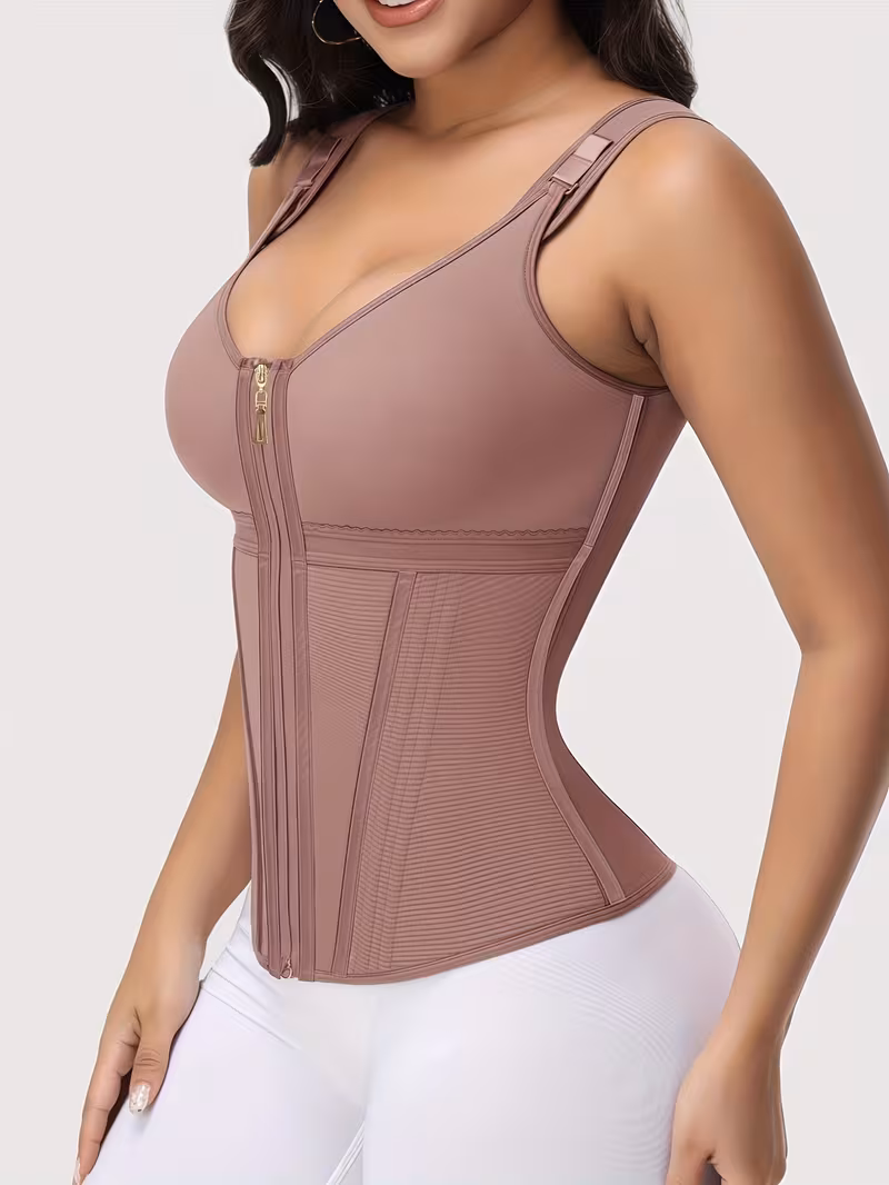 Visão lateral de corset modelador bege-rosado em uma mulher, exibindo a silhueta e as barbatanas laterais