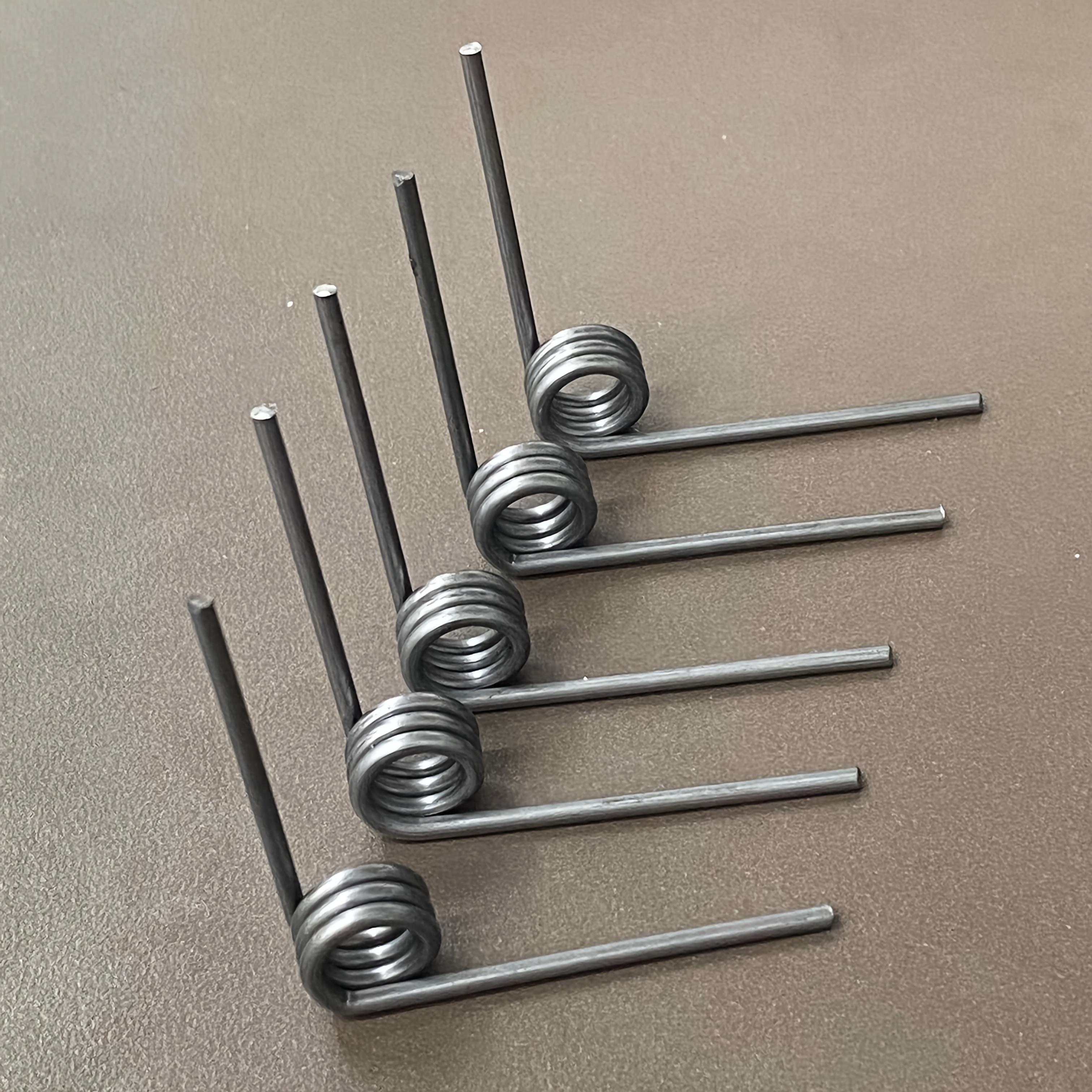 E-shop 5-teilige Präzisions-Federn - Hoch elastisches Material - 2,0 mm Drahtdurchmesser - 12 mm Außendurchmesser - 3/6 Windungen - Freier Winkel 90