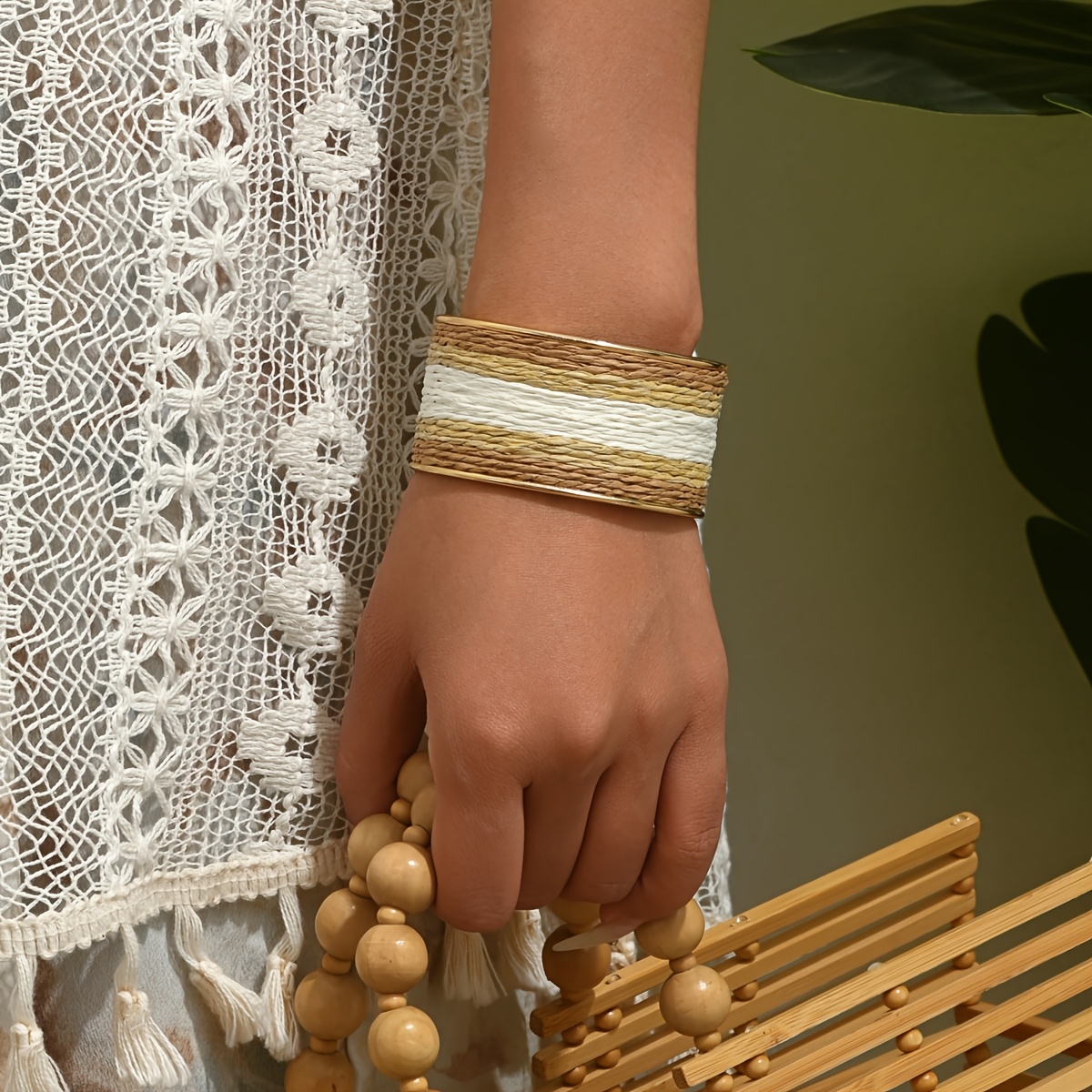 1pc Vintage Easy Individual Niche All-Match Pure Handwoven Raffia Grass Open Bangle, Bohemian Fashion Vacation Style Temperament Elegant Premium Wide Bracelet, Gift for Lover Friend Mom