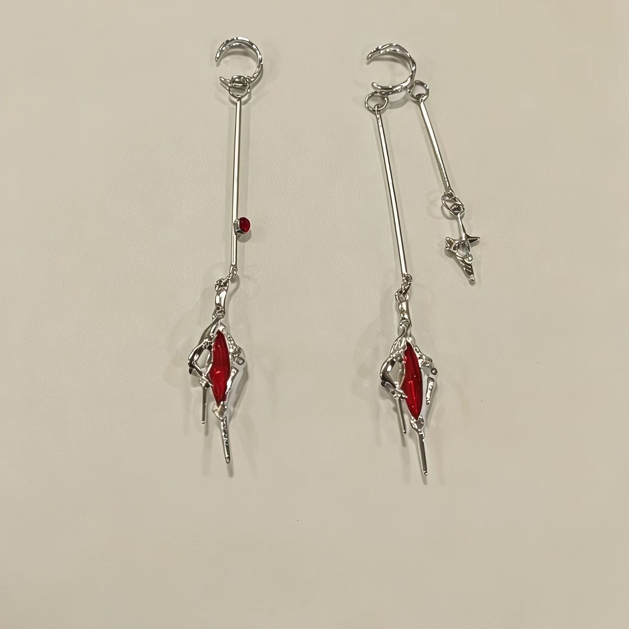 A Pair Of Red, Niche-designed Asymmetrical Ear Cuffs With A Fashionable Pendant, Suitable For Non-pierced Ears, Featuring A Simple And Versatile Ear Hook Style, Model S62