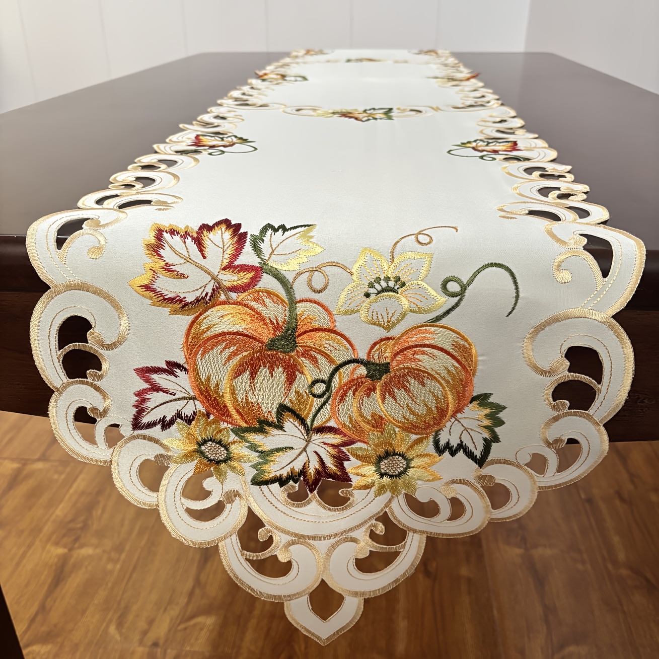 TEMU Chemin de table automnal brodé citrouille, citrouille de Thanksgiving, feuille d'érable, chemin de table creux, convient pour la décoration de