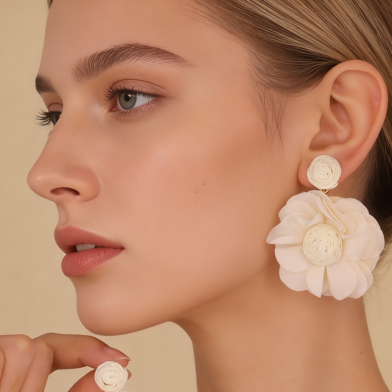 E-shop Ein Paar süße, elegante, romantische Stoff-Kamelien-Ohrringe für Damen – für Feiertage, Geburtstage, Dates, Bälle, Partys, Urlaub als