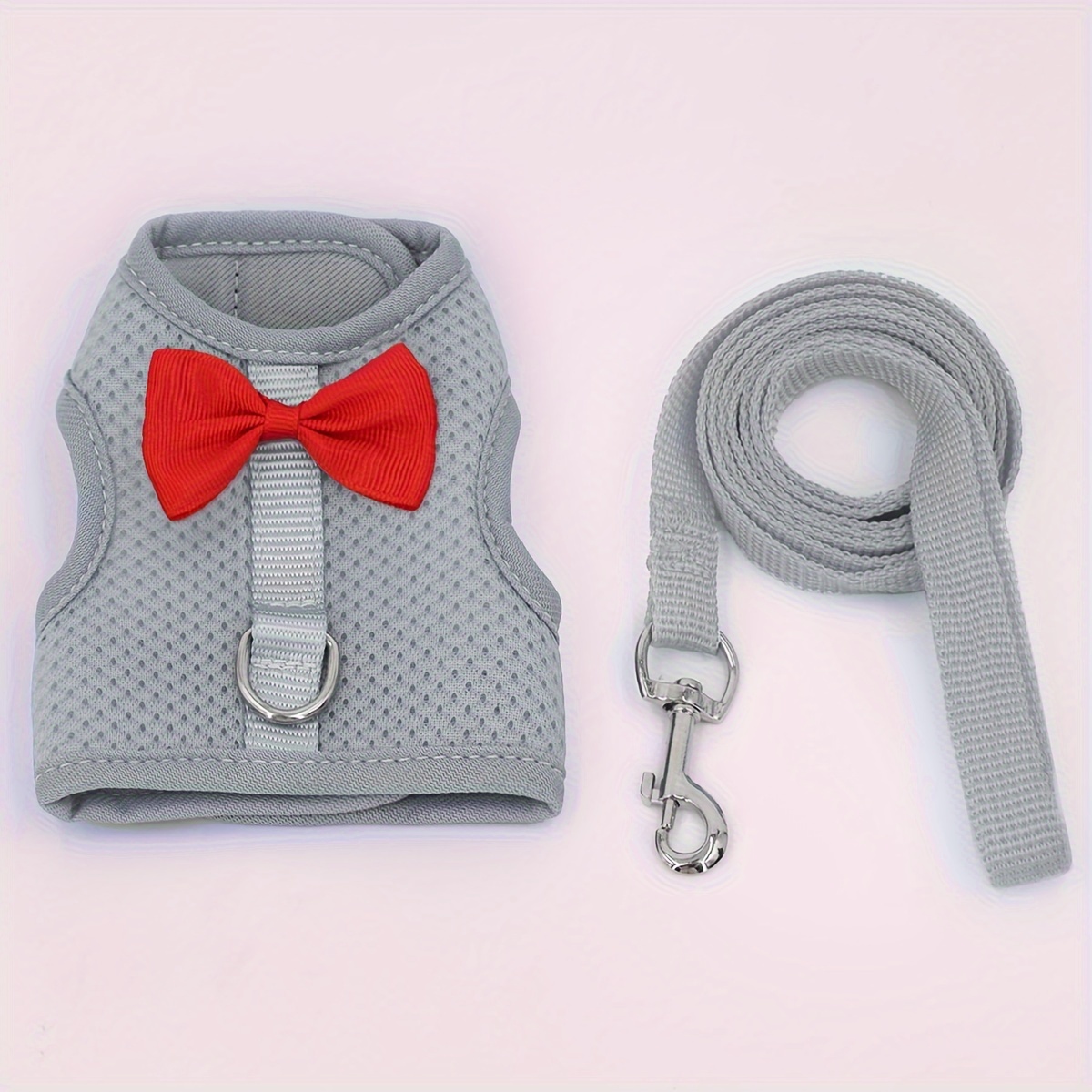 Een set bestaande uit een effen, modieus konijnentuigje voor uitstapjes