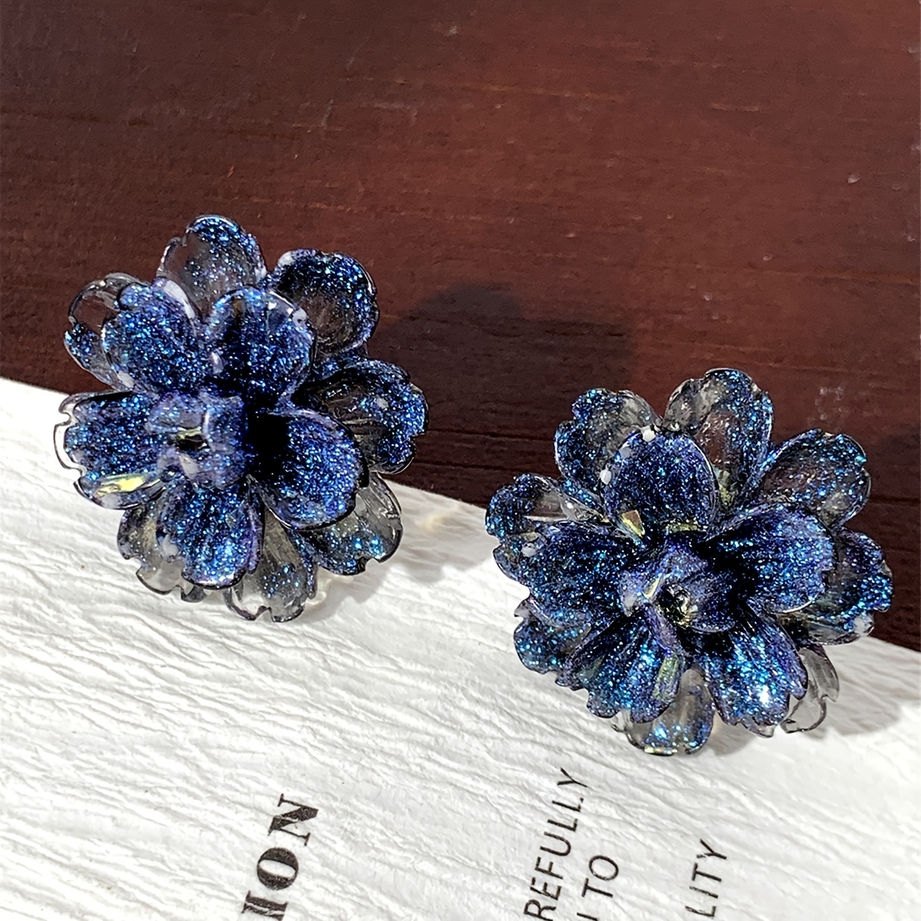 TEMU Un par de aretes de con rosas de capas en color azul, aretes para mujer y elegantes, adecuados para citas, fiestas, vacaciones, uso diario, y