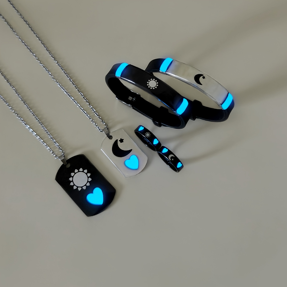 E-shop 6-teiliges Set im Dunkeln leuchtende Herz-Sonne-Mond-Stern-Schmuckstücke aus Edelstahl für Paare: Halskette, Armband, Ring, Damenmode,