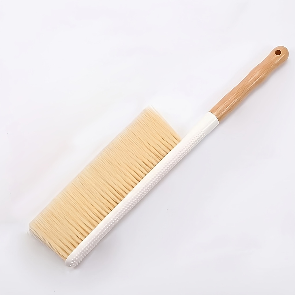 E-shop Eine weiche Bürste für den Heimgebrauch, entwickelt zum Reinigen von Betten, Sofas, Teppichen und zum Staubwischen mit einem langen Griff