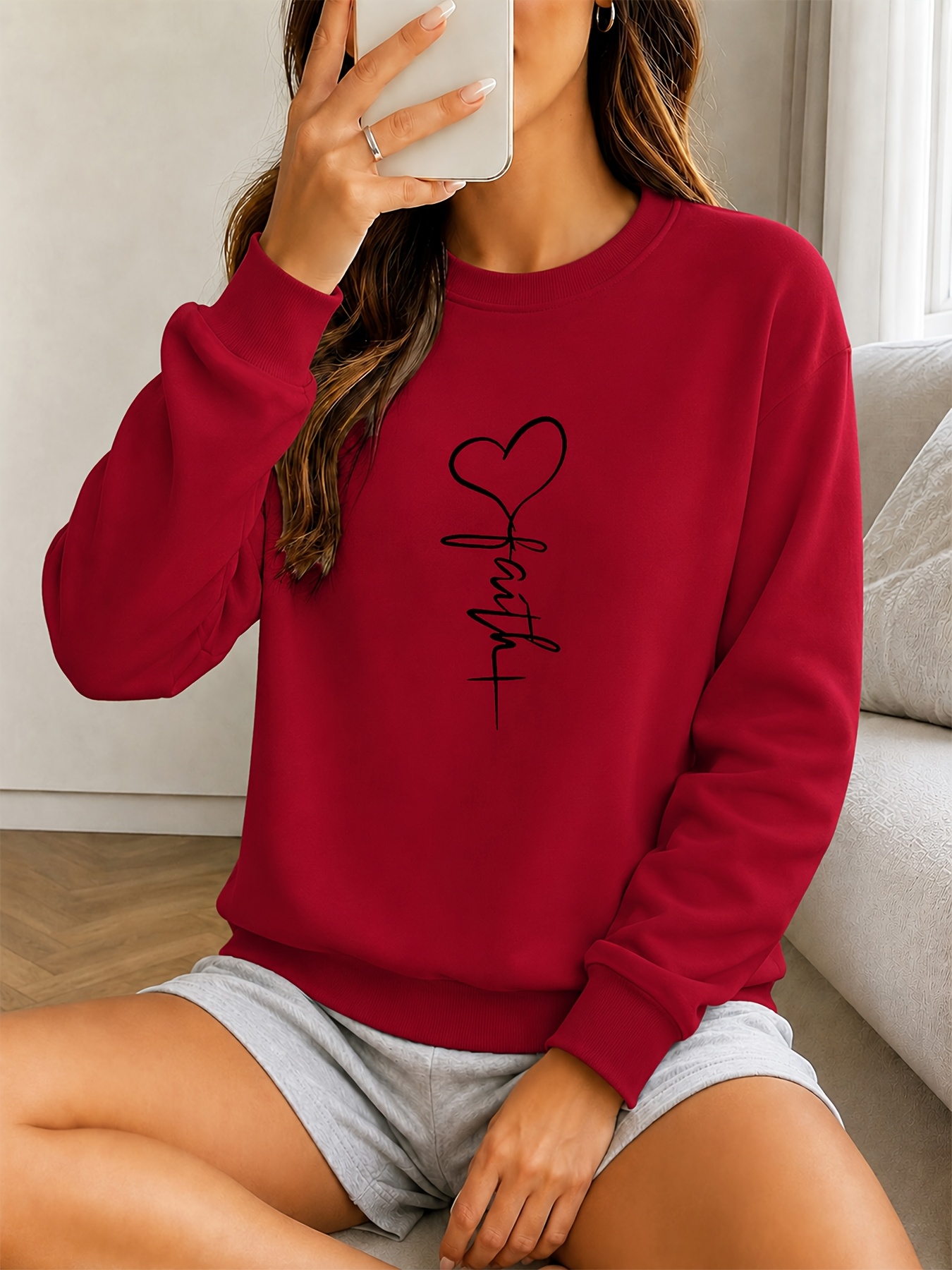 photo de l'article sweatshirt décontracté à col ras du cou pour femme, à motif de cœurs, pour automne/hiver, avec lettrage anglais  , un style   simple et  . un sweatshirt confortable à col ras du cou,   pour un     à   et en extérieur. impression simple face
