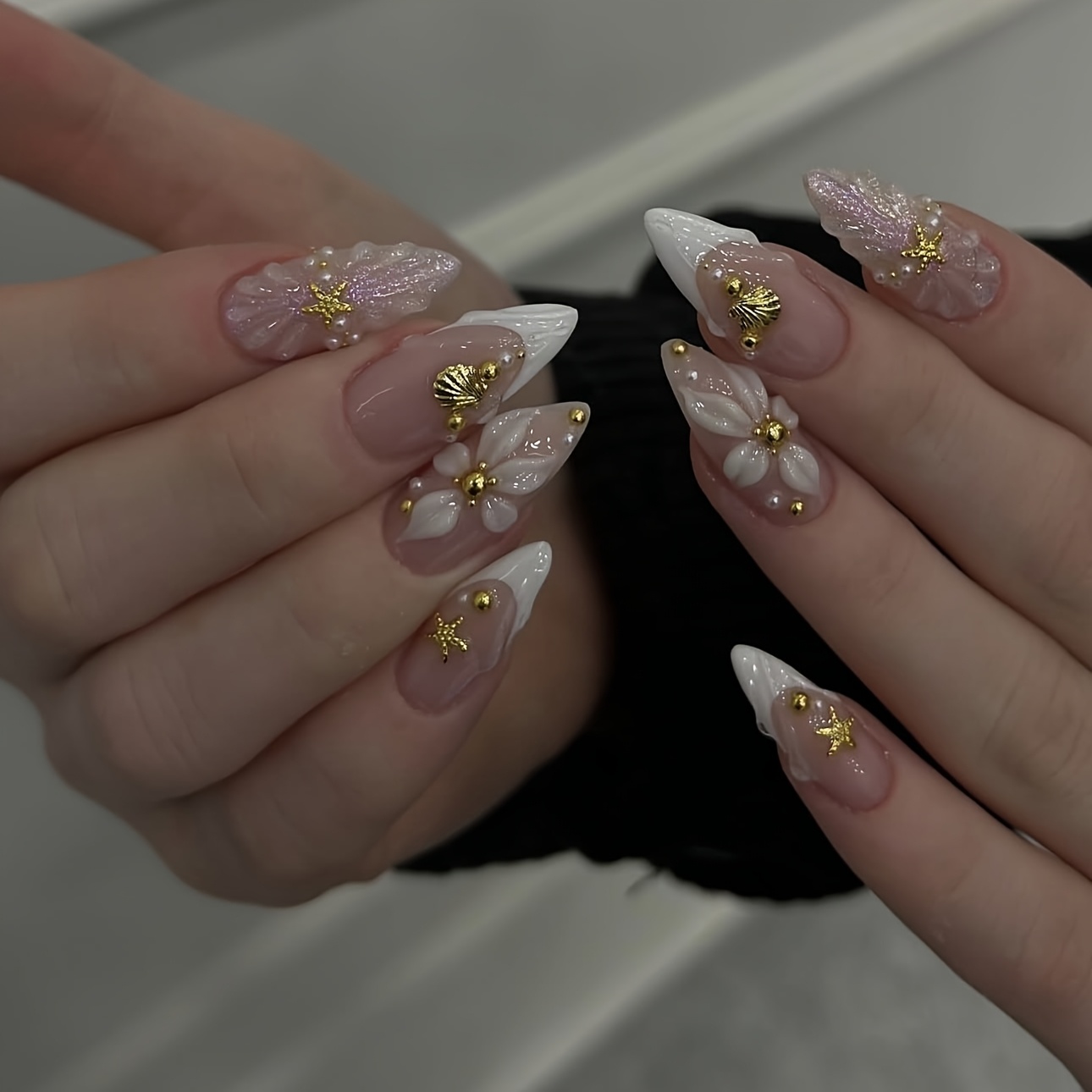 E-shop Eine Packung mit 24 aufdrückbaren Nagelspitzen mit mandelförmigen französischen Nageldesigns, verziert mit 3D-Blumen, goldenen Seesternen und