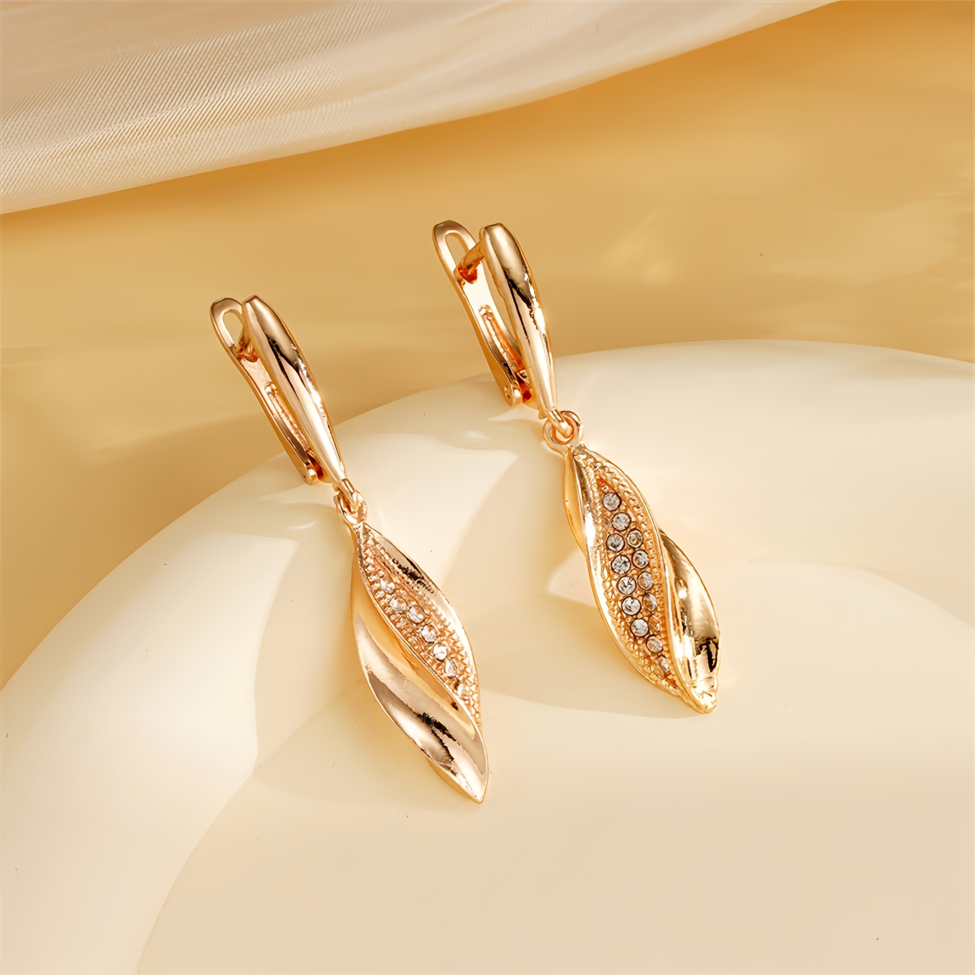 

Pair Of Luxurious Rose Golden Hollow Leaf-shaped Dangle Earrings With Sparkling Accents - Elegant Copper Fashion Accessory For Women, Ideal For Weddings & , Gift-ready, Cute Earrings