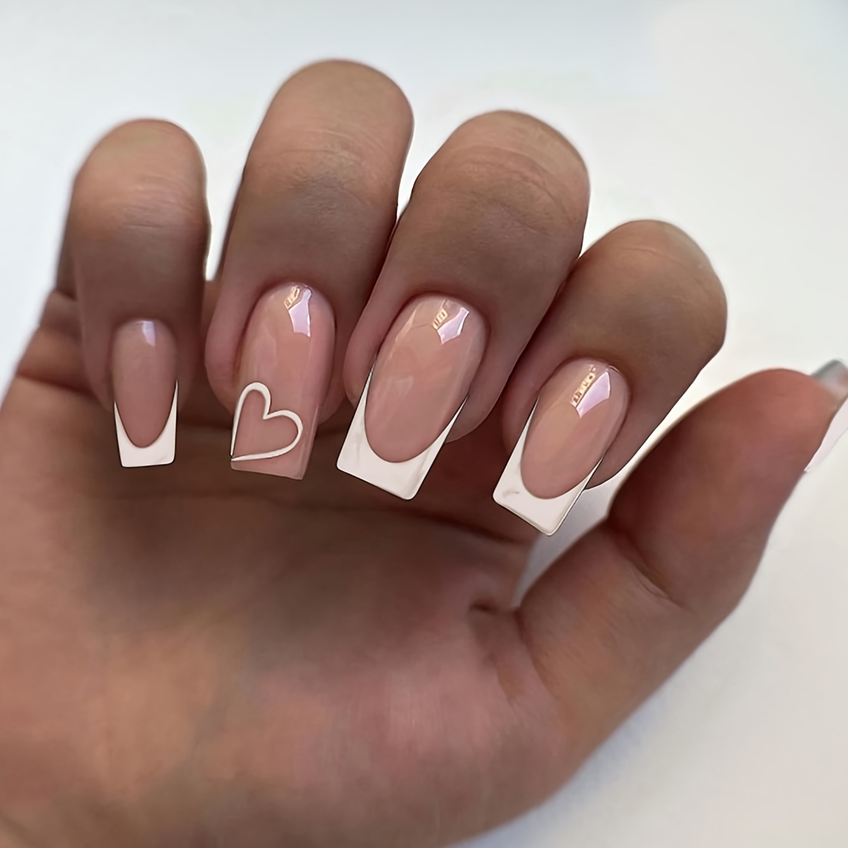 

Ensemble De 24 Ongles Carrés De Style Blanc Avec Un Joli Design De Cœur, Ongles En Acrylique Pour La Saint-Valentin, 1 Lime À Ongles Et 1 Feuille De Gelées Adhésives