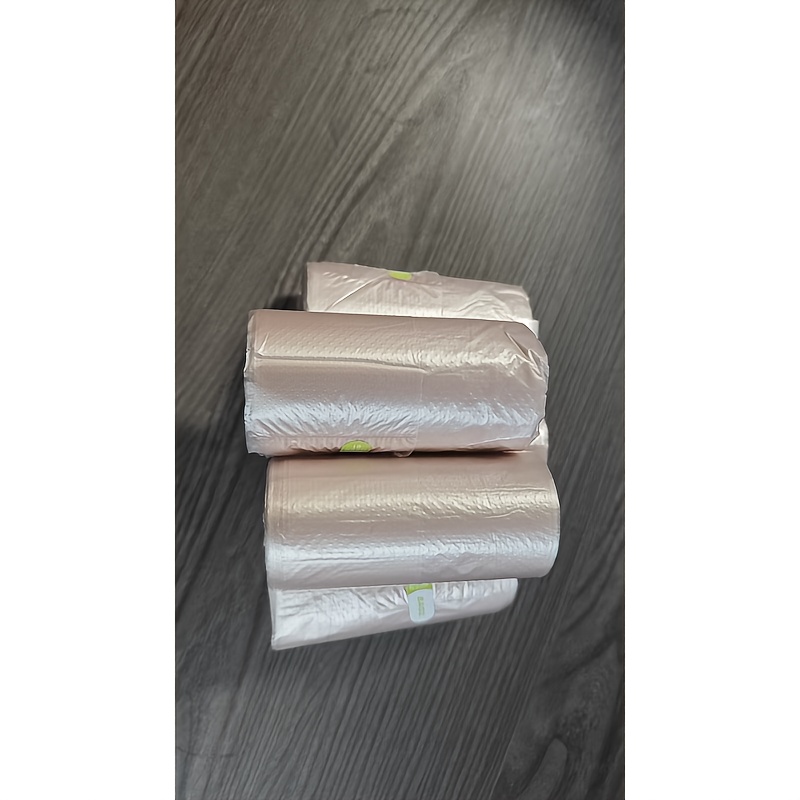 Un set que incluye un mini cubo de basura de escritorio con tapa y un rollo de 30 bolsas de basura pequeñas, con un cubo de basura giratorio de plástico, ideal para el hogar, la oficina y la cocina.