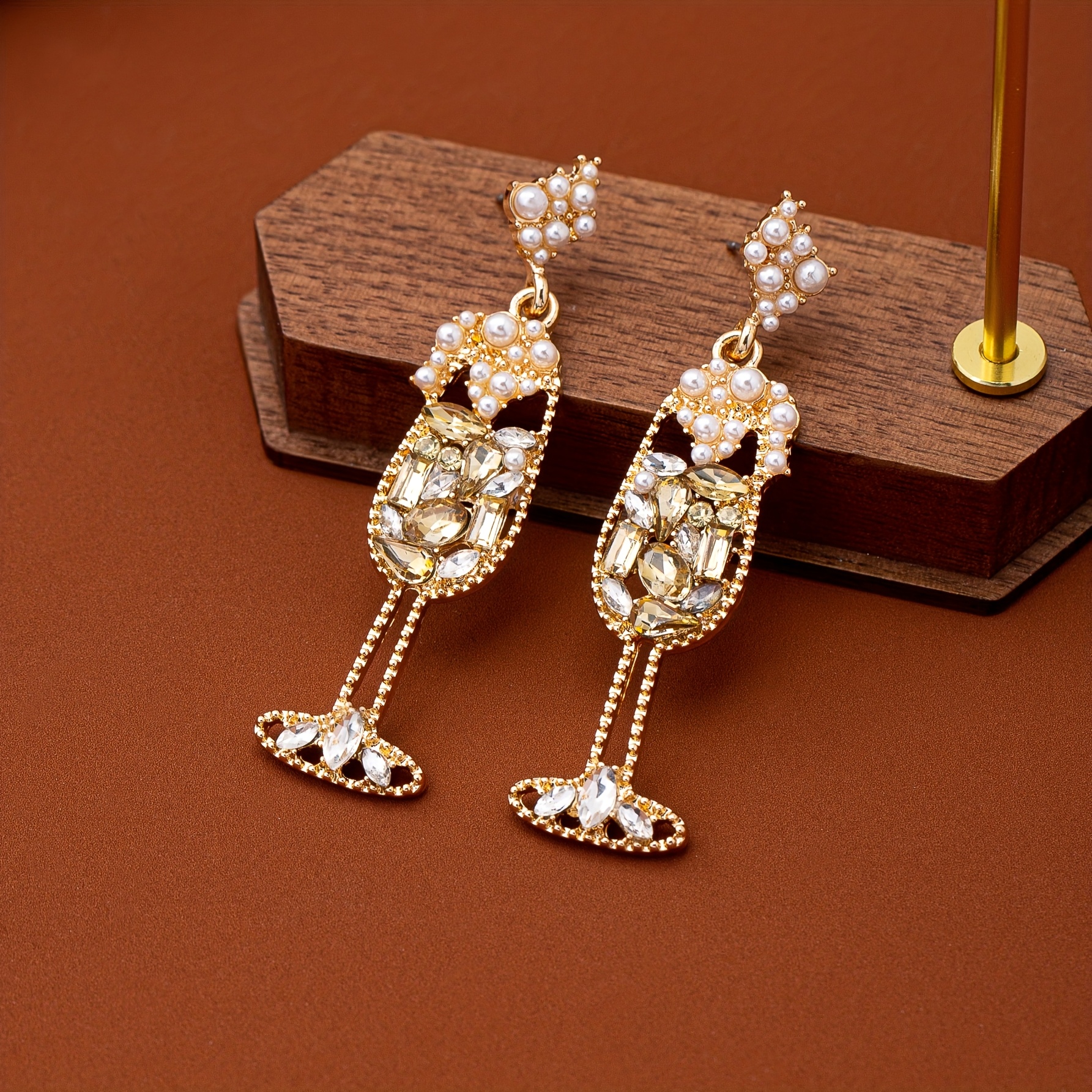 TEMU Un par de aretes colgantes huecos de de perlas con forma de y de champán para de carnaval, elegantes, con , para damas, moda de Oktoberfest