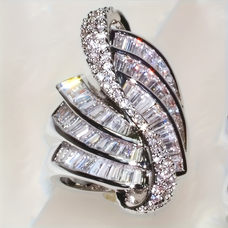 

A Luxurious And Unique Design Of A Lady's Fashionable And Personalized Ring, Fully Set With Zirconia, Suitable For Parties, Banquets, And Daily Jewelry Matching.