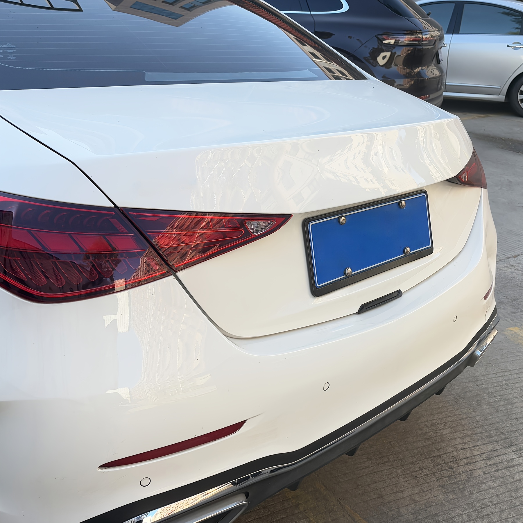 Patvari automobilio durų apdailos juostelė, atspari įbrėžimams, pagaminta iš minkšto PVC. Ji turi savaiminio klijavimo pagrindą, aukšto blizgesio galą, yra atspari vandeniui, saulės spinduliams ir senėjimui