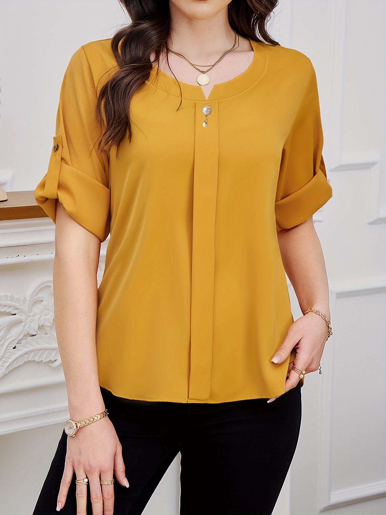 Top de mujer de color sólido con botones decorativos circulares