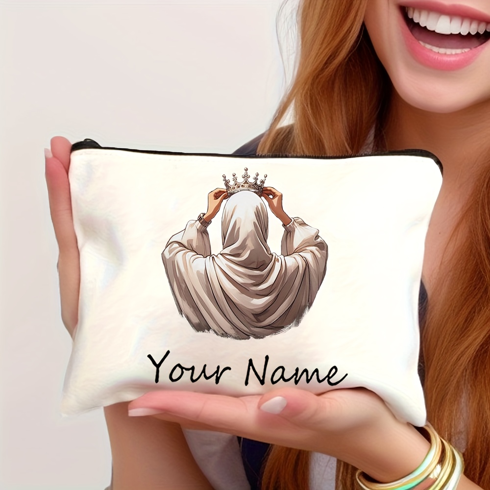 E-shop Anpassbare Namenskarte „Dein Name“ mit muslimischer Frau in -Design - Große Kosmetiktasche, Polyester-Reißverschlusstasche für Reisen und den