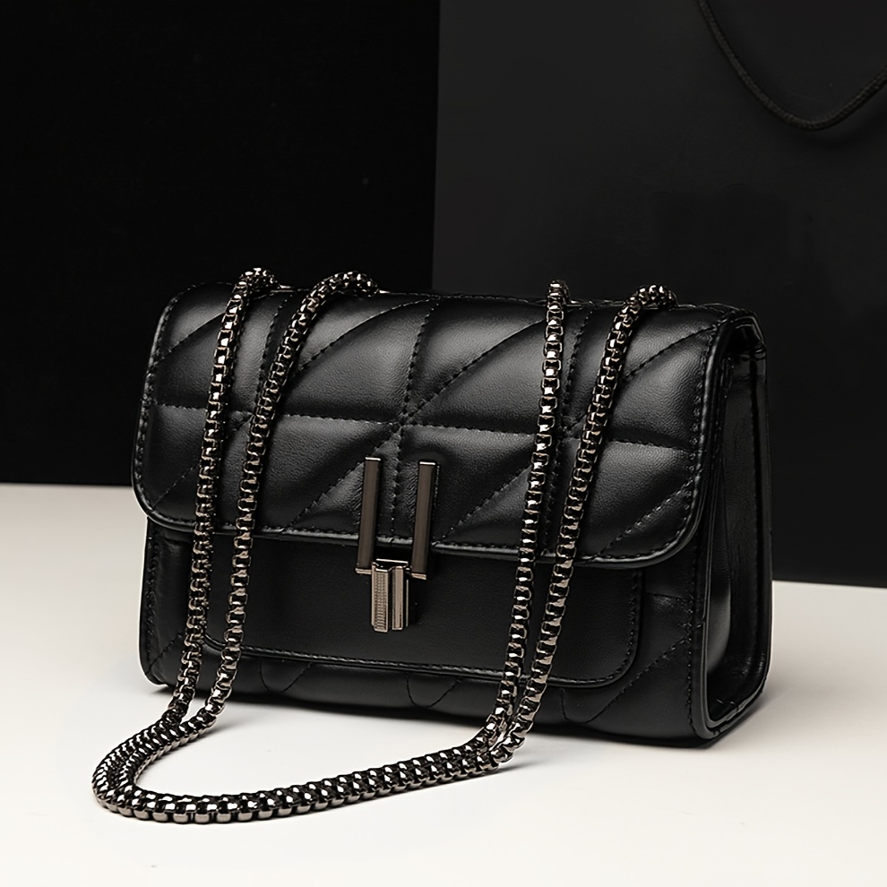 Image of A Women's Black Crossbody Bag With A Stylish Chain Shoulder Strap, Featuring A And Pvc Lining, Designed For Ladies - Urban Style, Not Washable