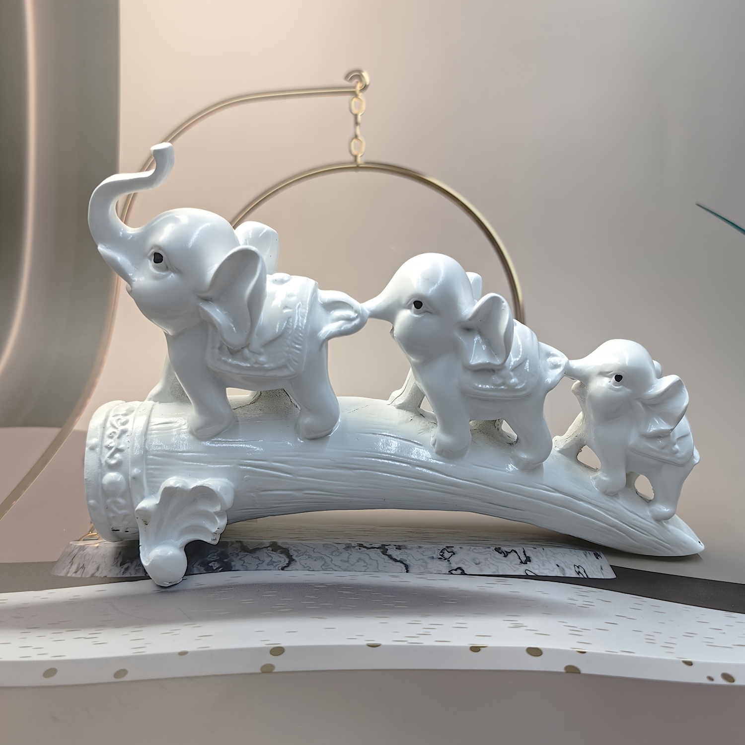 Image of 1pc Of Creative White Resin Craft Figurine Representing A Family Of Three, Suitable For Desktop Decoration Or Gifts
