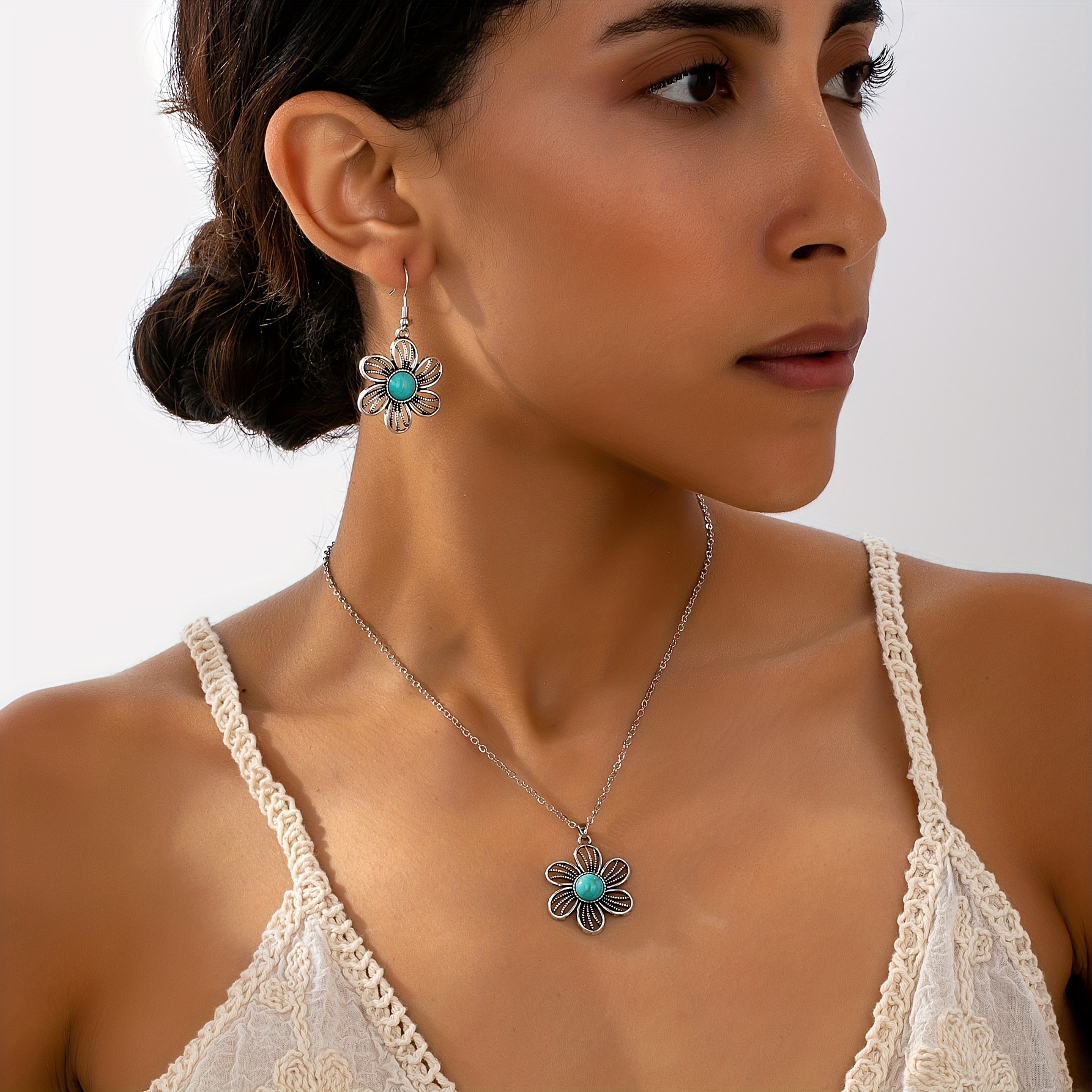 E-shop Ein Set aus Halskette und Ohrringen im Bohemian-Stil mit floralen Ausfräsungen und Türkis-Design, für den und Urlaub