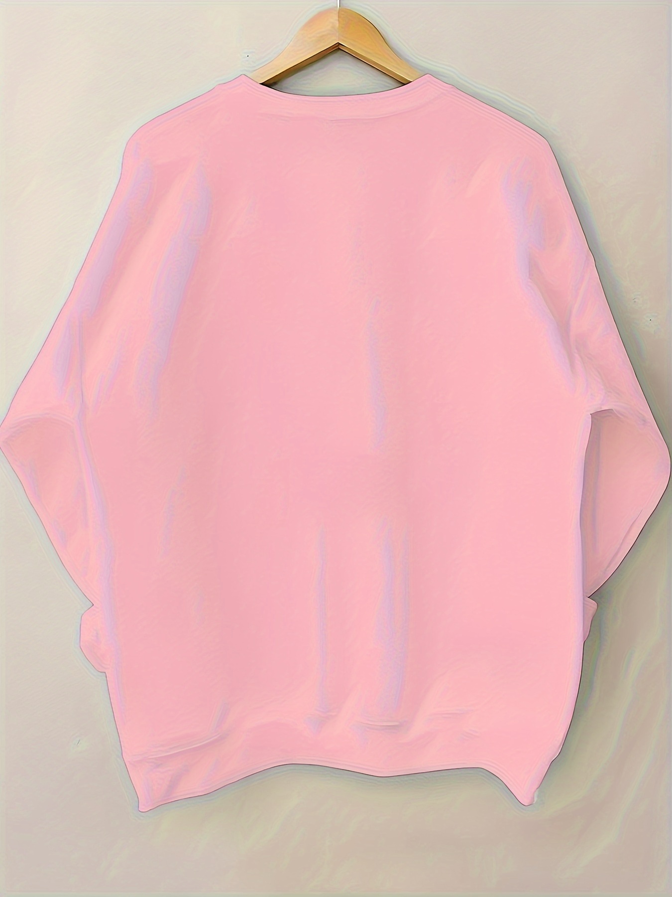 Women's Christmas Graphic Print Sweatshirt Festive Flamingo Santa Hat  with &*;Merry Christmas&*; Script, Cozy Crew Neck Casual Pullover for