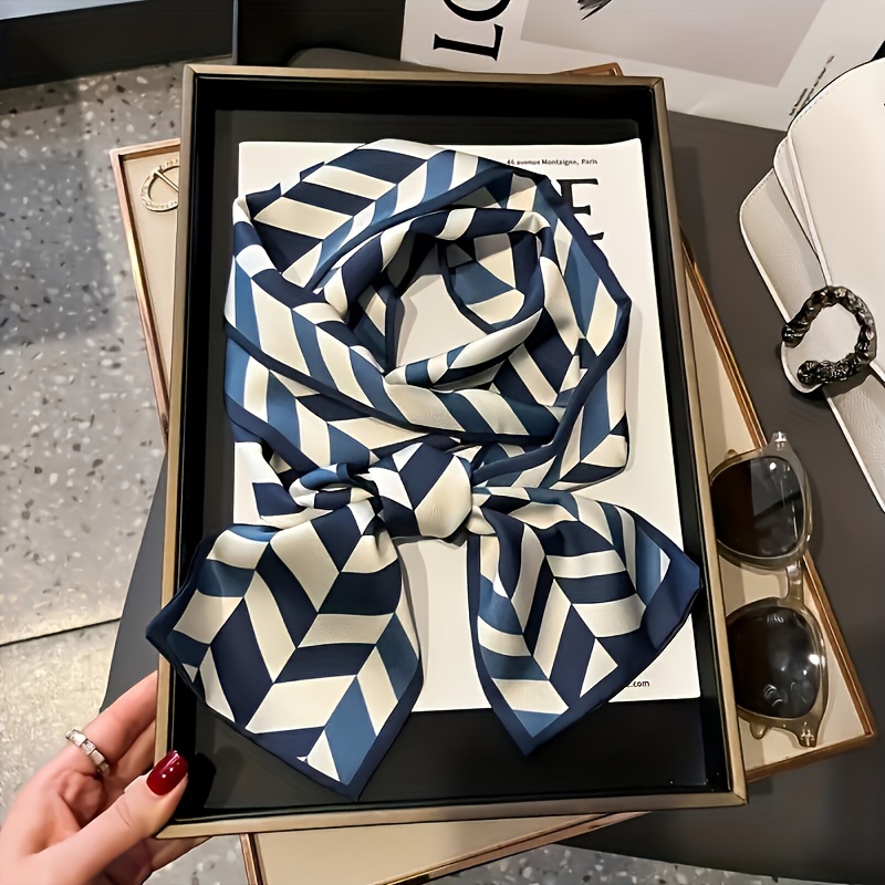 

A Geometric Printed Polyester Scarf Breathable And Silky Fabric, Outdoor Use. Hand Washable And Features A Feather-free Printed Design.