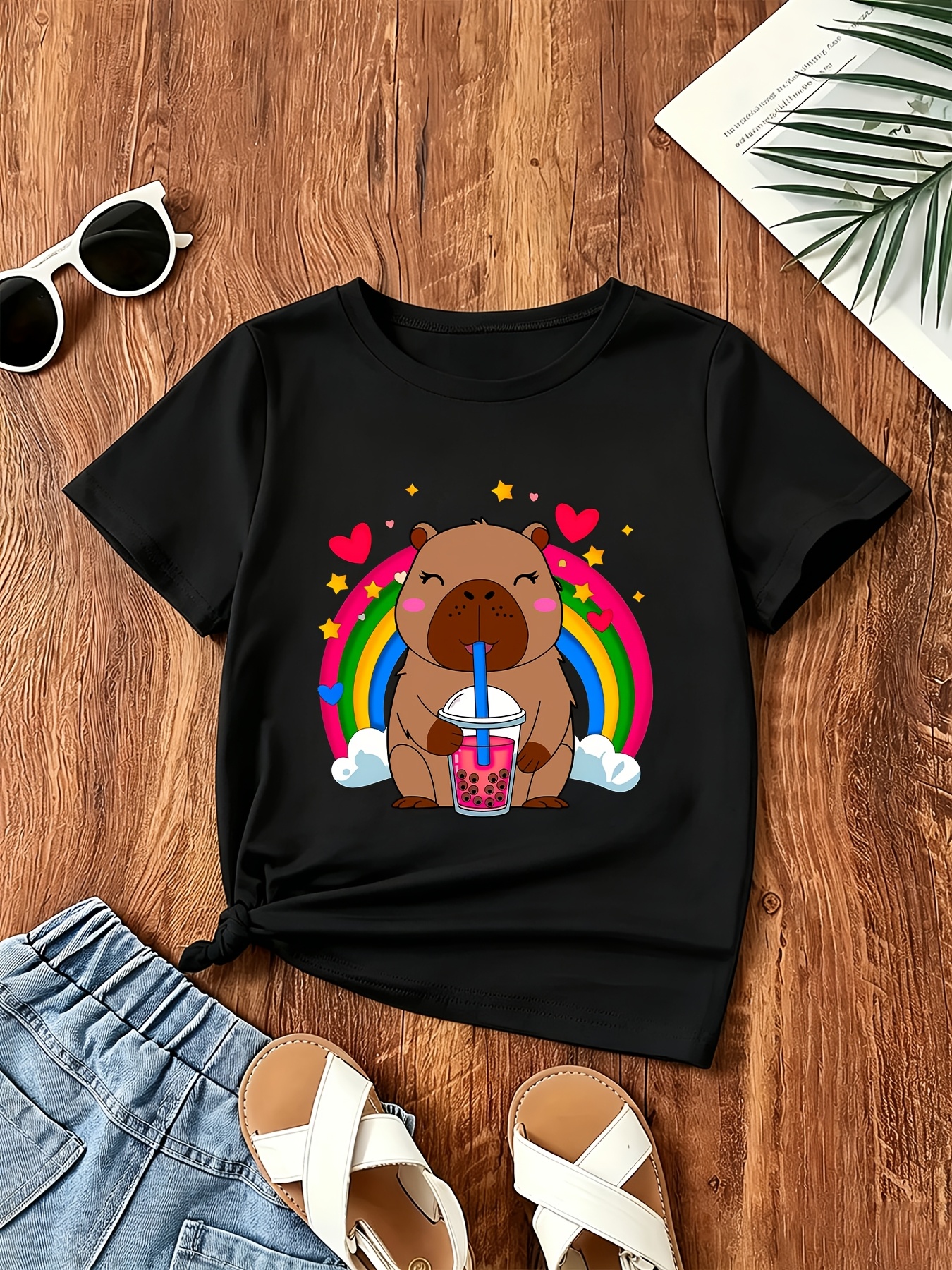 Tricou cu mânecă scurtă pentru fete cu imprimeu capibara - Moale, respirabil, potrivit pentru vară, pentru stratificare sau purtare, top cu gât rotund pe tema capibarei, pentru joacă și ținute de zi cu zi - Se poate spăla la mașină și îmbrăcăminte