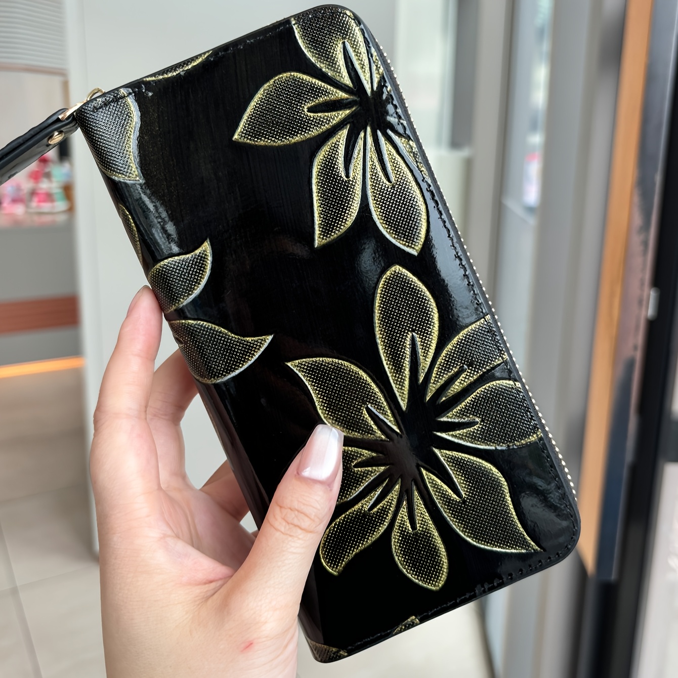 

1pc Elegant Vintage Floral Carved Leather Wallet For Women, Continental Style With Zipper Closure, Polyester Lined, Multiple Card Slots, And Slip Pocket, Wet Wipe Clean, Mobile Phone Compatible