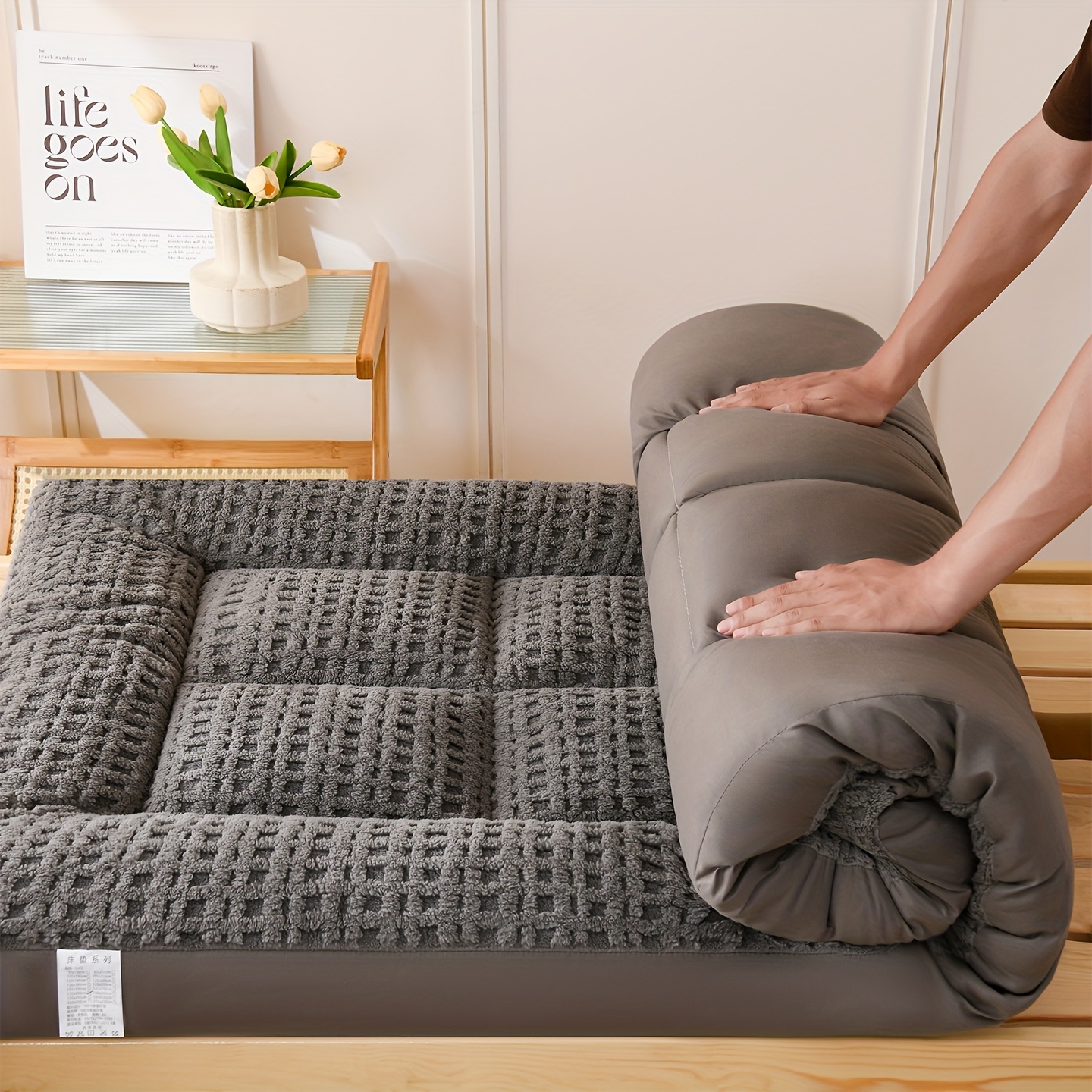 A Super Soft And Comfortable Fiber Fabric Mattress Pad, Featuring High-Quality Warm Quilted Design (Pillowcase Not Included). This Mattress Protector Is Perfect for Autumn And Winter Bedding, Skin-Friendly And Breathable, Quilted Bed Mat
