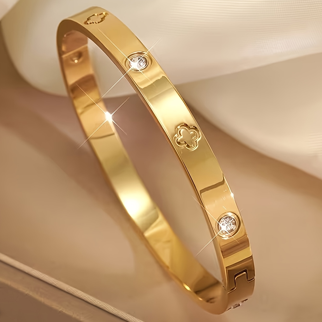 Image of 1pc Women's Fashion Clover Bracelet, Inlaid Sparkling Bracelet, Low-allergy Waterproof Non-fading Fashion Jewelry, Suitable For Women And ' Daily Party Wear, As Mother's Day Gift