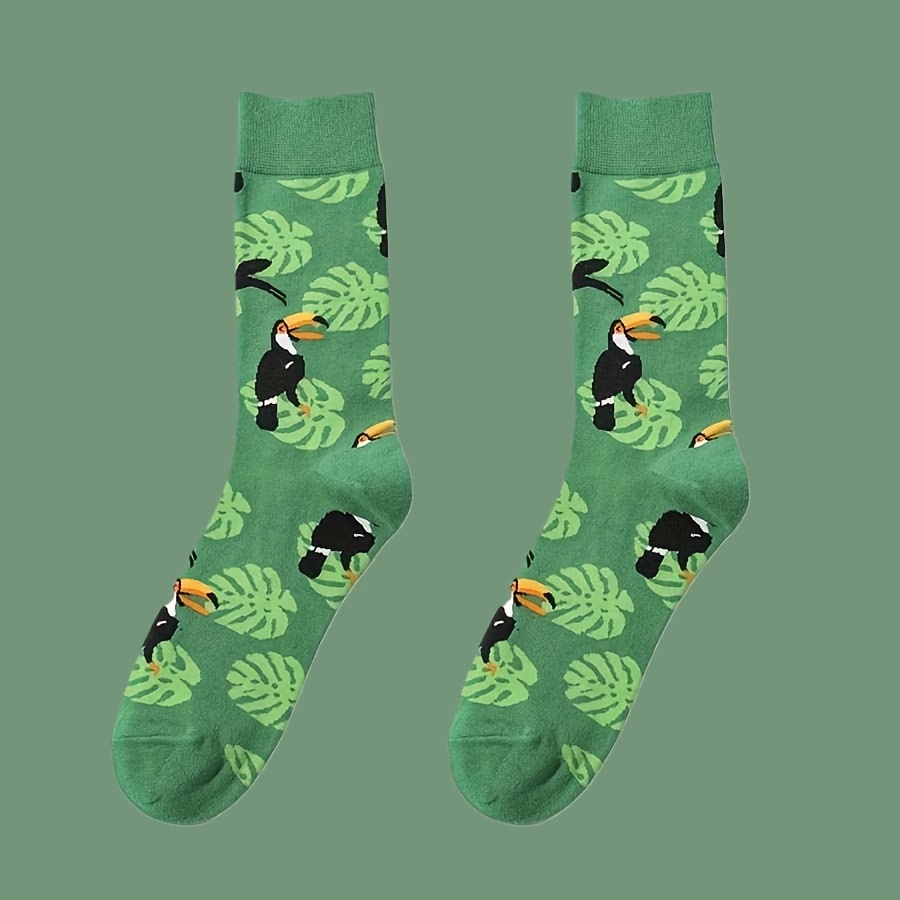 E-shop Unisex Socken mit tropischem Tukane und Monstera-Blatt-Design, hauptsächlich grün. Diese bequemen und warmen Socken sind ideal für Damen und