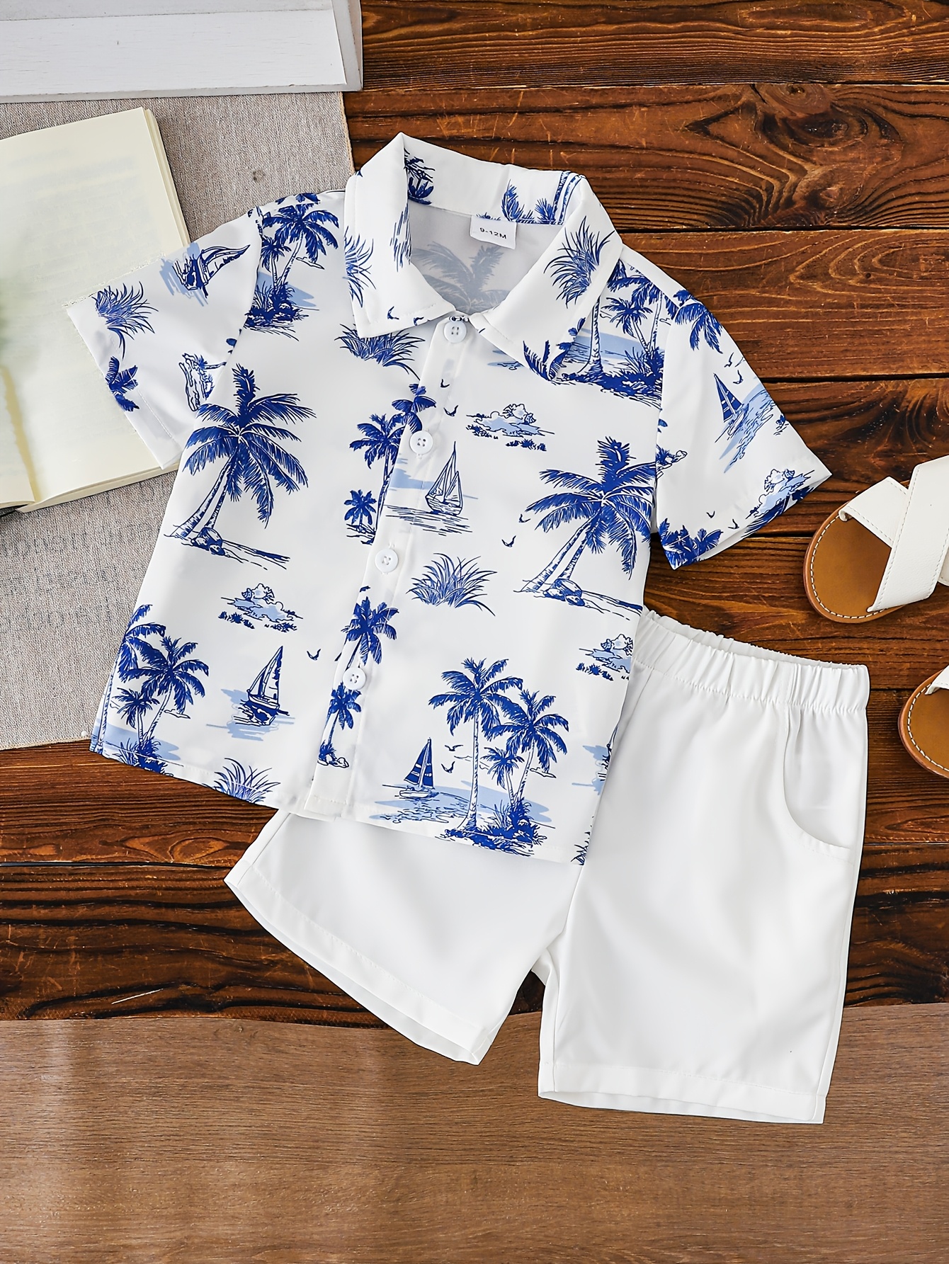 ensemble   bleu et blanc pour garçons :   avec imprimé   bleu, chemise à manches courtes motif  , shorts  . présente des    s   avec une ambiance   détendue. convient pour   de printemps et dété et le streetwear. tissu 0