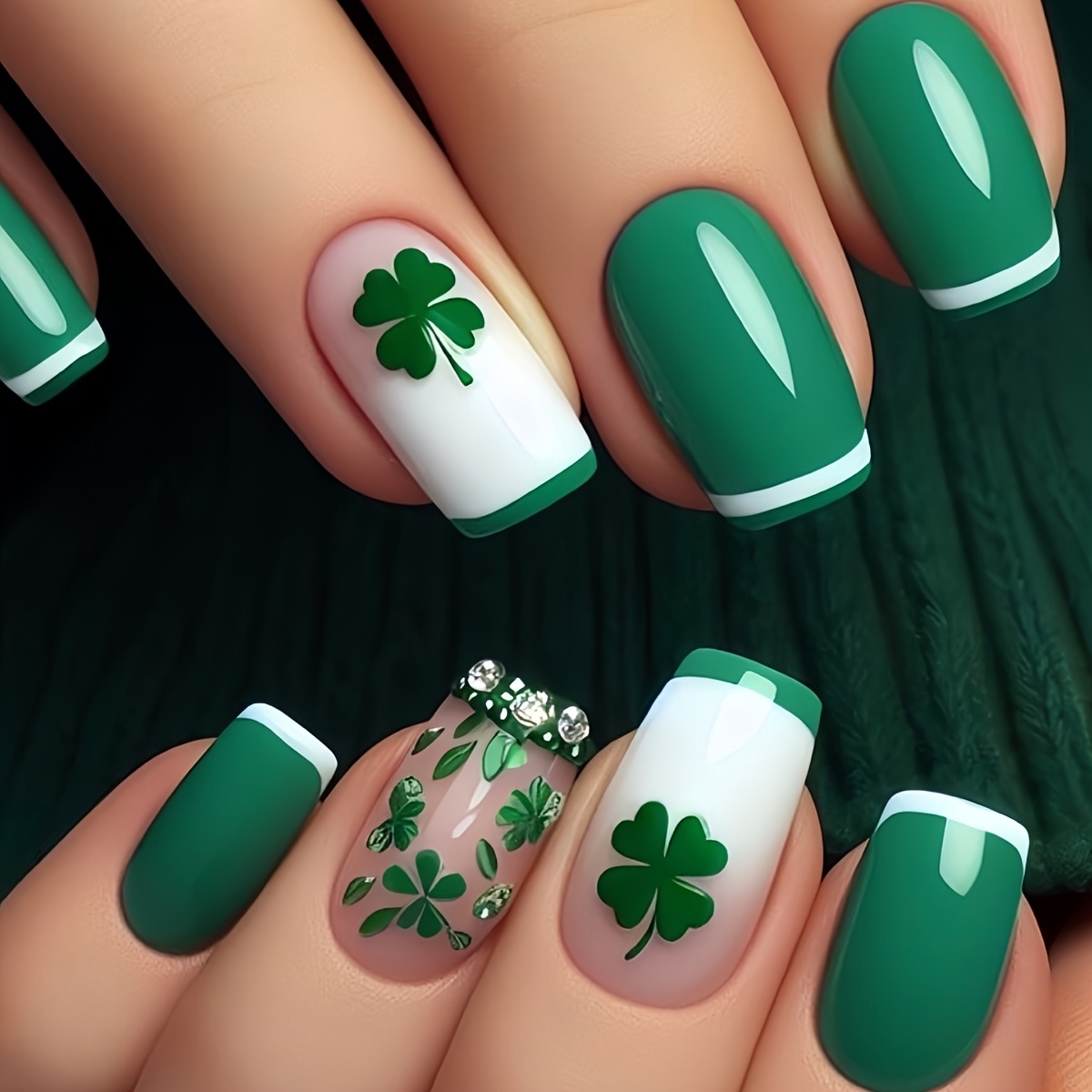 

Ensemble de 24 ongles pour la , carrée courte avec un design de pailleté, de vert brillant mélangés, de la colle jelly et une lime à ongles, convient à toutes les femmes.