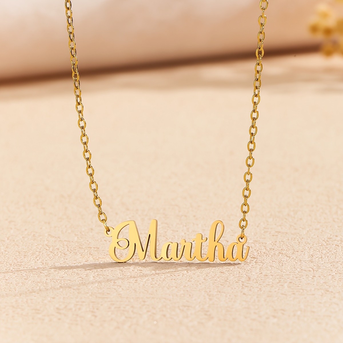 E-shop Einzigartige Namenskette mit Edlem Anhänger aus Goldfarbenem Edelstahl und Feiner Kette - Persönliches Schmuckgeschenk für Frauen & Paare, für