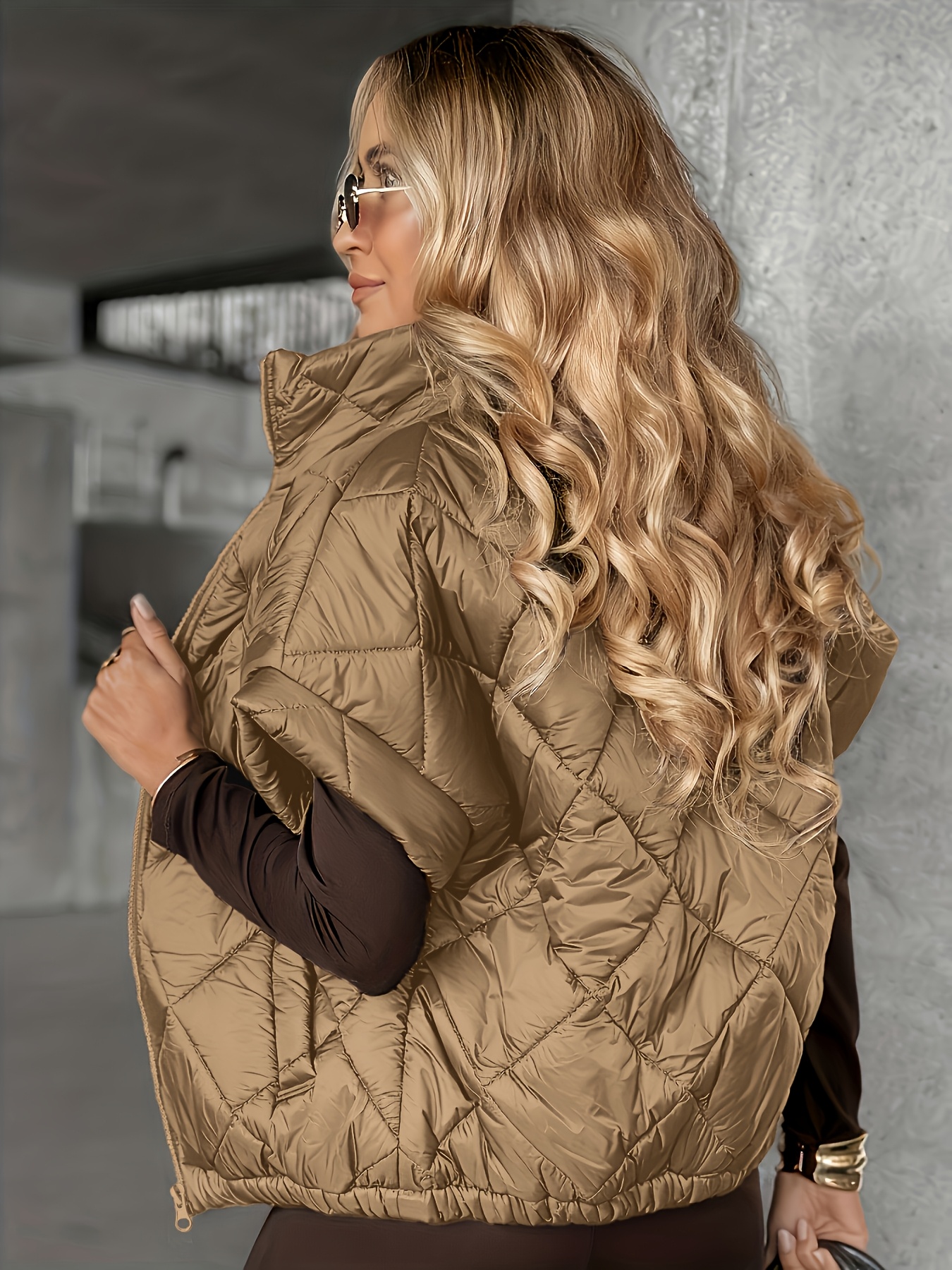 Women's Sleeveless Short Jacket with Full Zipper and Pockets