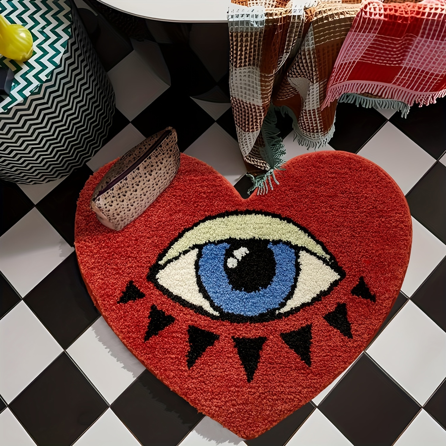 

1pc Eye Pattern Heart Shaped Irregular Bathroom Carpet, Valentine's Day Decorative Bathtub Foot Pad, Plush Non-slip Absorbent Bathroom Mat, Bathroom Accessories, Home Decor, Room Decor