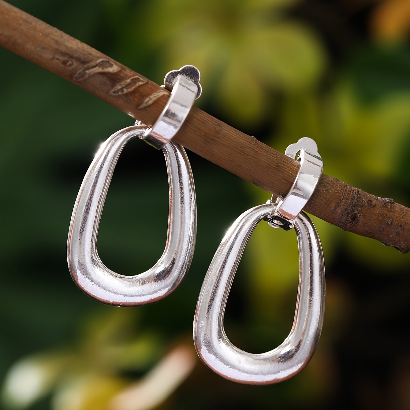 

Elegant And Chic Stainless Steel Drop Earrings With A Distinctive Cut-out Design, Perfect For Everyday Wear And Special Occasions