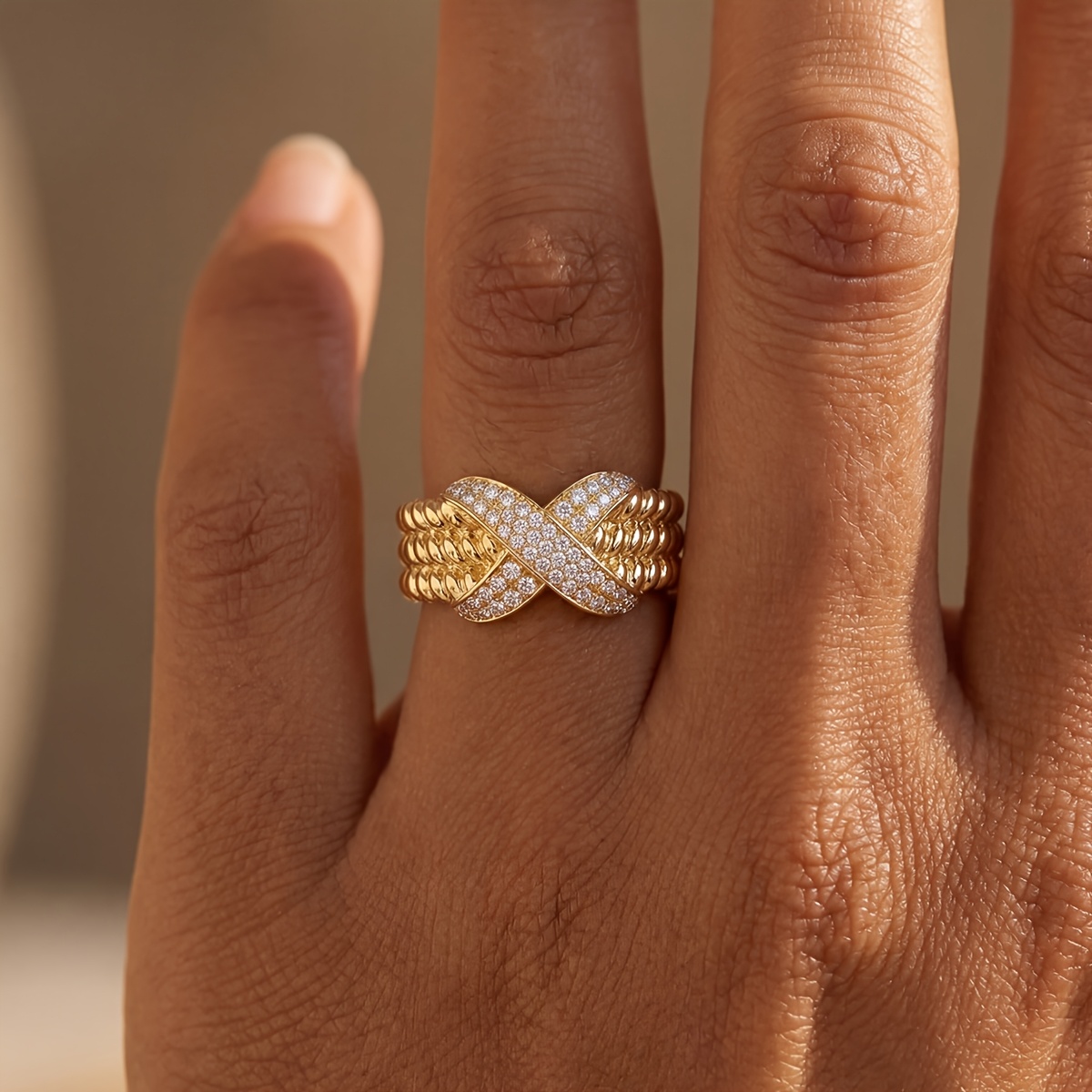 Women's Lightweight Luxury Textured Palace-Style Ring, Versatile
