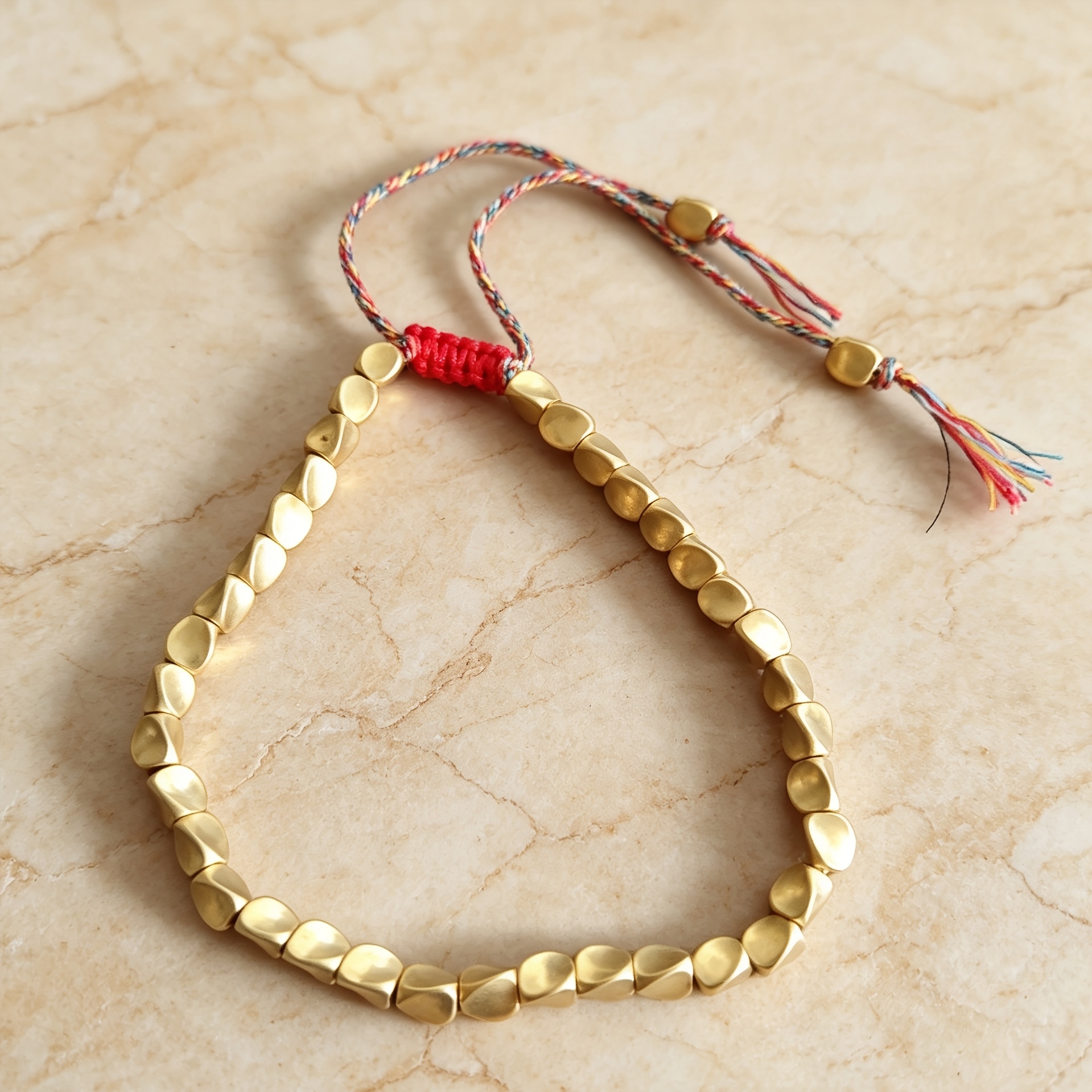 TEMU Pulsera de 1 pieza de hilo dorado tejido a con cuentas de cobre irregulares, pulsera creativa ajustable con borla extraíble, pulsera artística