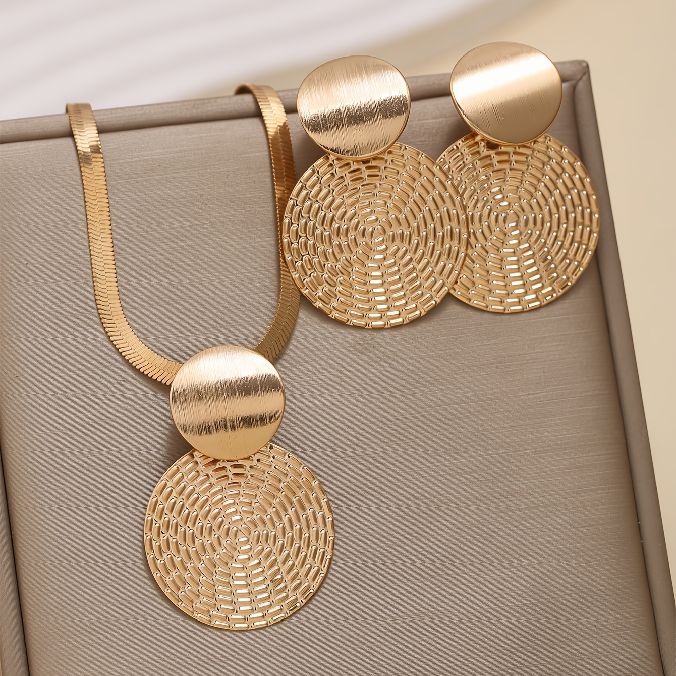 TEMU Ensemble 2 pièces : Collier pour femme avec pendentif rond géométrique moderne + Boucles d'oreilles – Finition mate , Bijoux pour femme