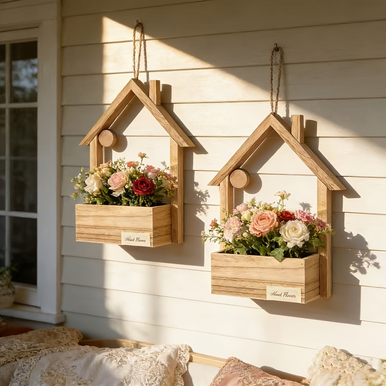 * Set aus 2 hölzernen, wandmontierten Blumentöpfen mit Jute-* * für die Wandpflanzendekoration im Innen- und Außenbereich. Mit einem Cottage-Design im Instagram-Stil * es * zu cremefarbenen
