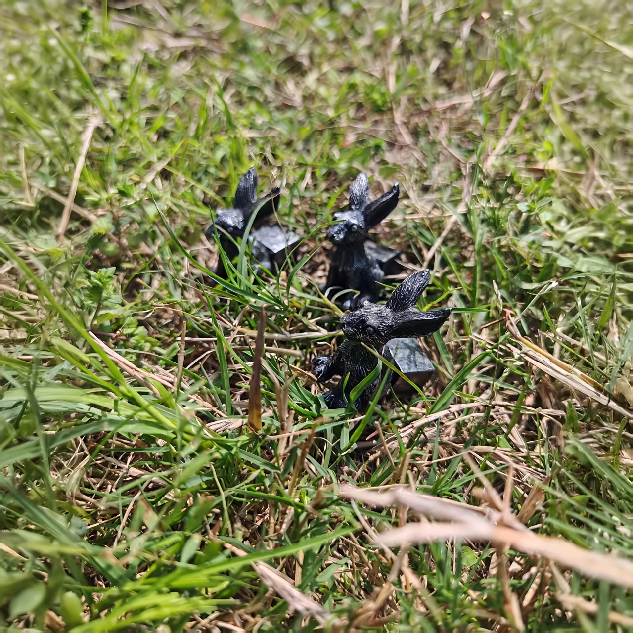 E-shop 3-teiliges Set Vintage silbrig-schwarze Hasen-Pflanzkübelsockel aus Harz, dekorative Ständer für Gartentöpfe im Freien, Blumentopf-Füße für den