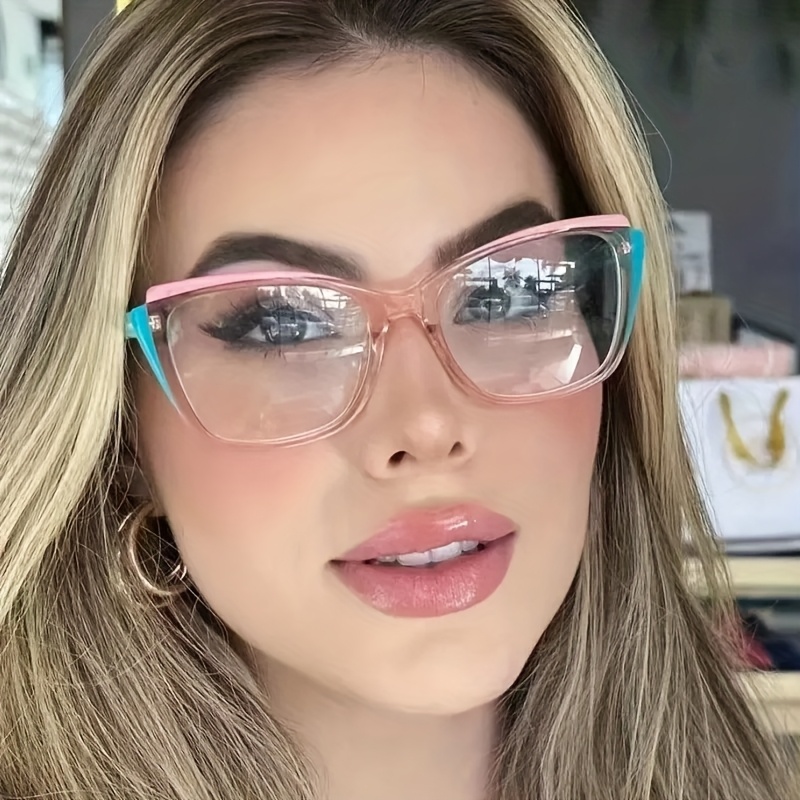 A Pair of Vintage-Style Cat-Eye Glasses Suitable for Both Men And Women, Featuring a Trendy Leopard Print Color-Block Design. They Are Perfect for Everyday Wear And Office Commutes