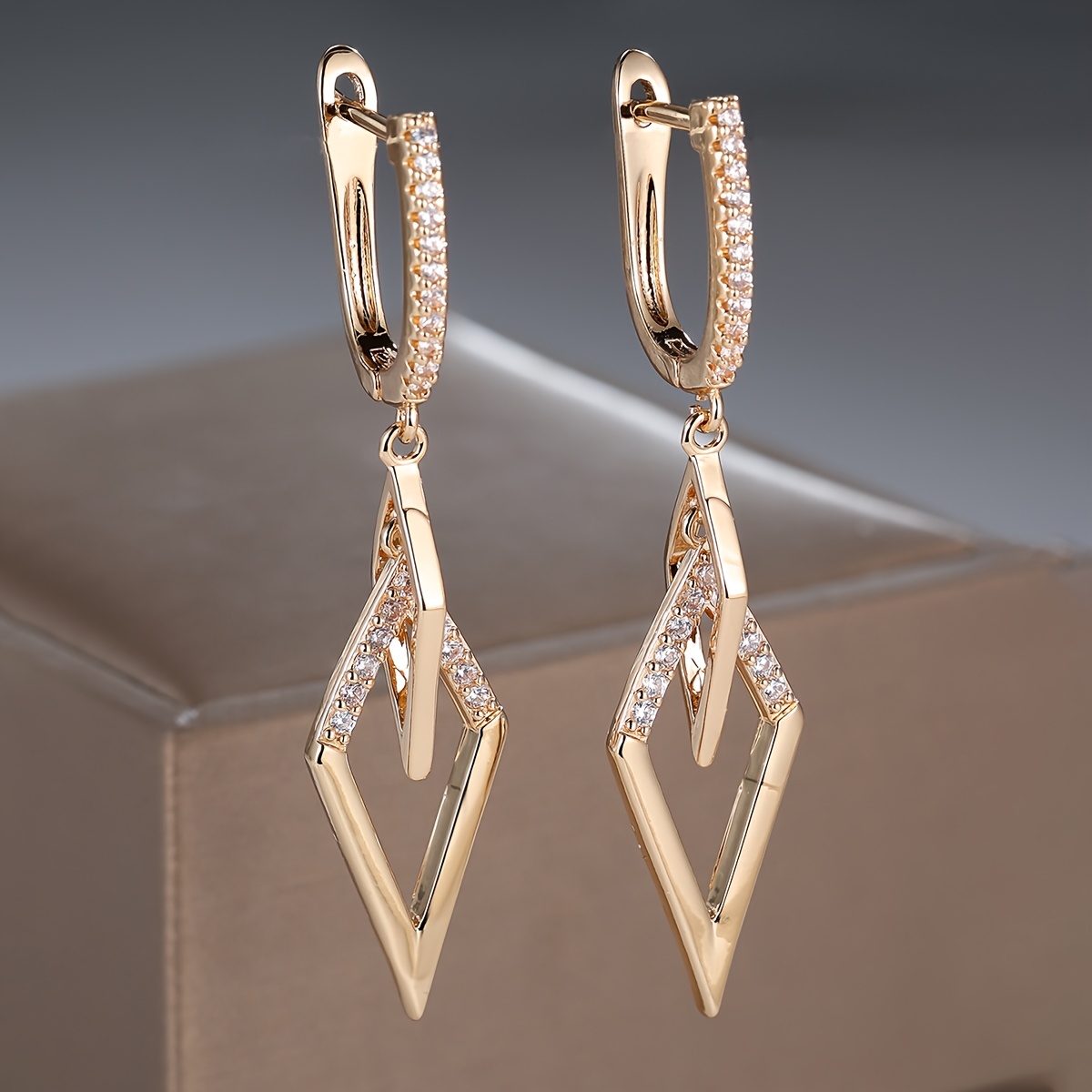 E-shop Elegantes, luxuriöses Damen-Ohrring-Set mit weißen, synthetischen Zirkonia-Einlagen, doppelten, ineinandergreifenden, rhombusförmigen Ohrhaken