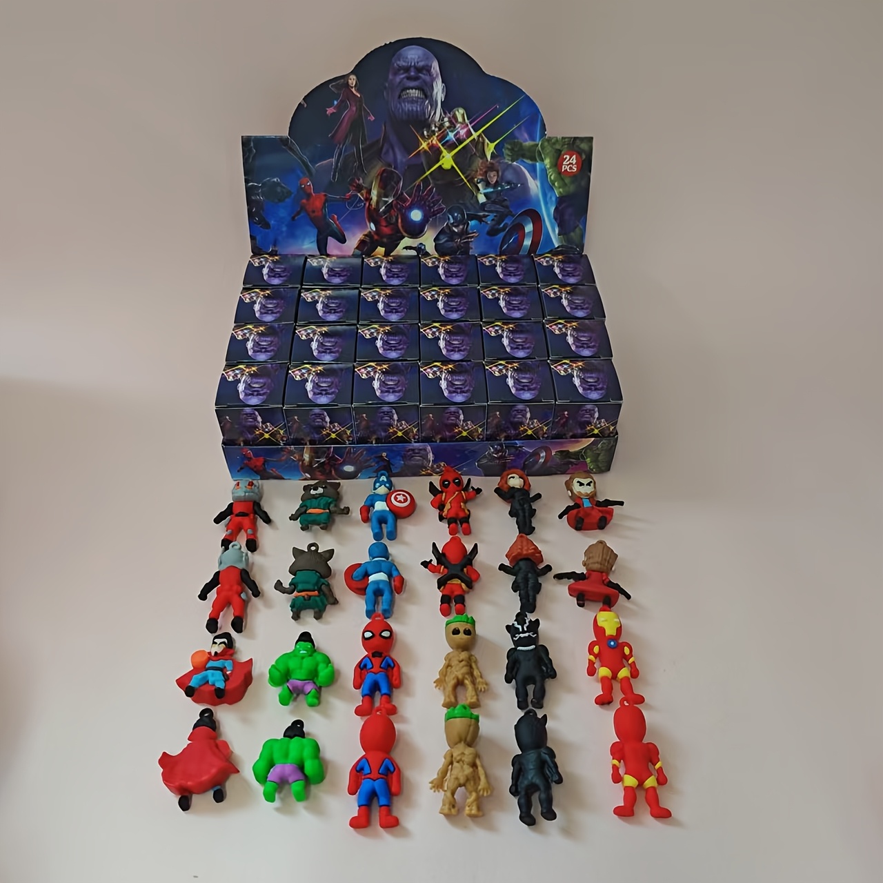 E-shop 24 Stück/Box Marvel Mystery Box Schlüsselanhänger für Kinder, kreative Überraschungs-Mystery-Box-Verpackung, enthält Schlüsselanhänger, Anhänger